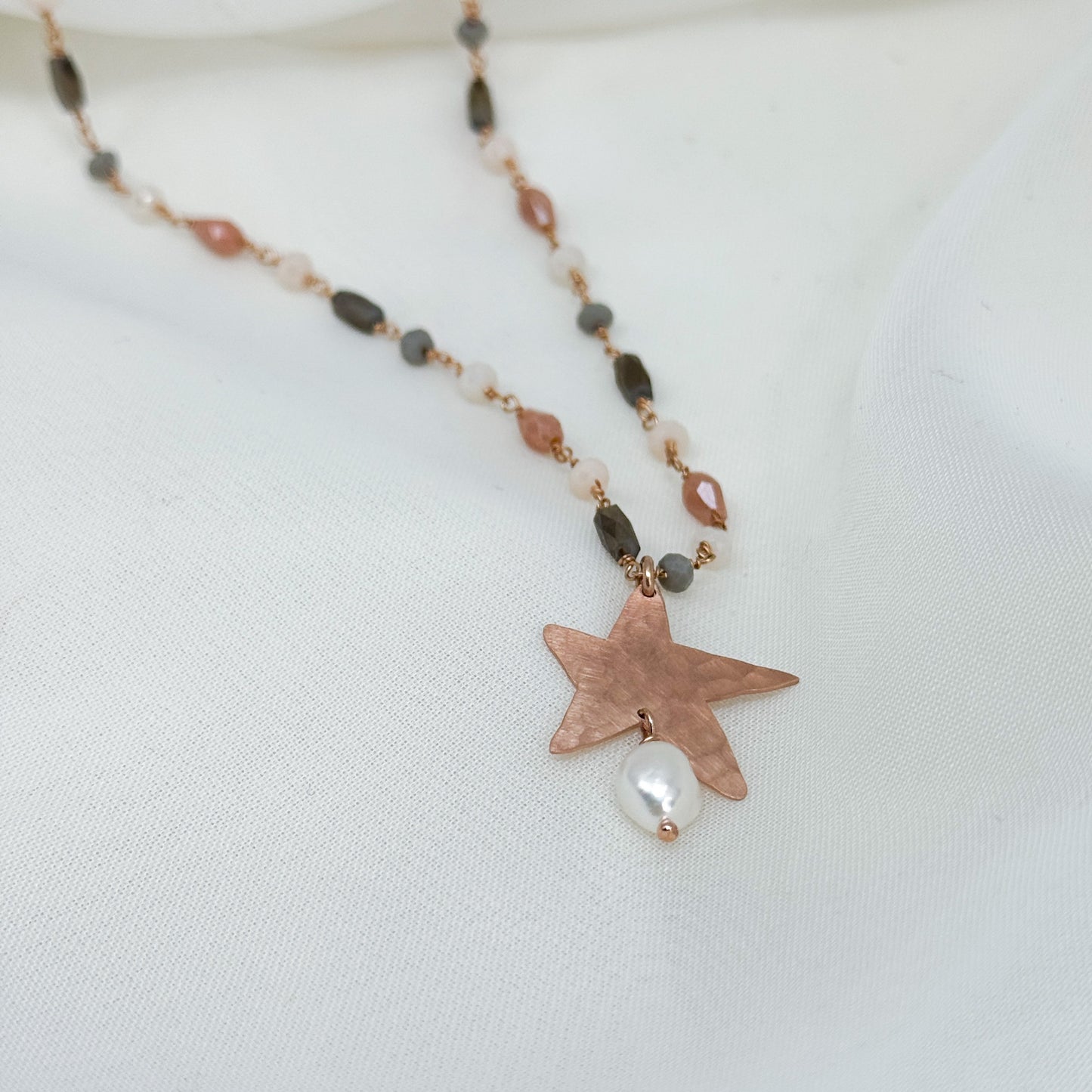 Collana cristalli fango con stella battuta satinata e perla pendente - Lumiere Bijoux