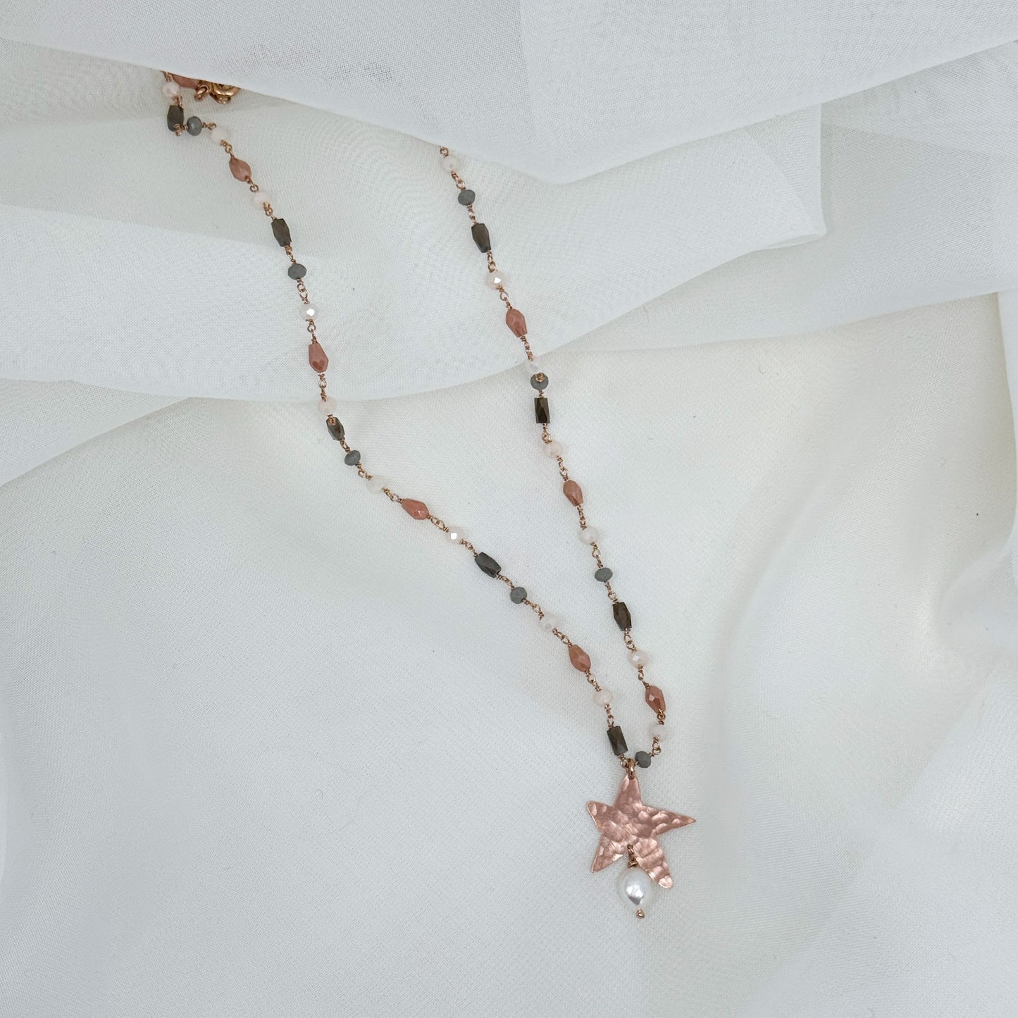 Collana cristalli fango con stella battuta satinata e perla pendente - Lumiere Bijoux