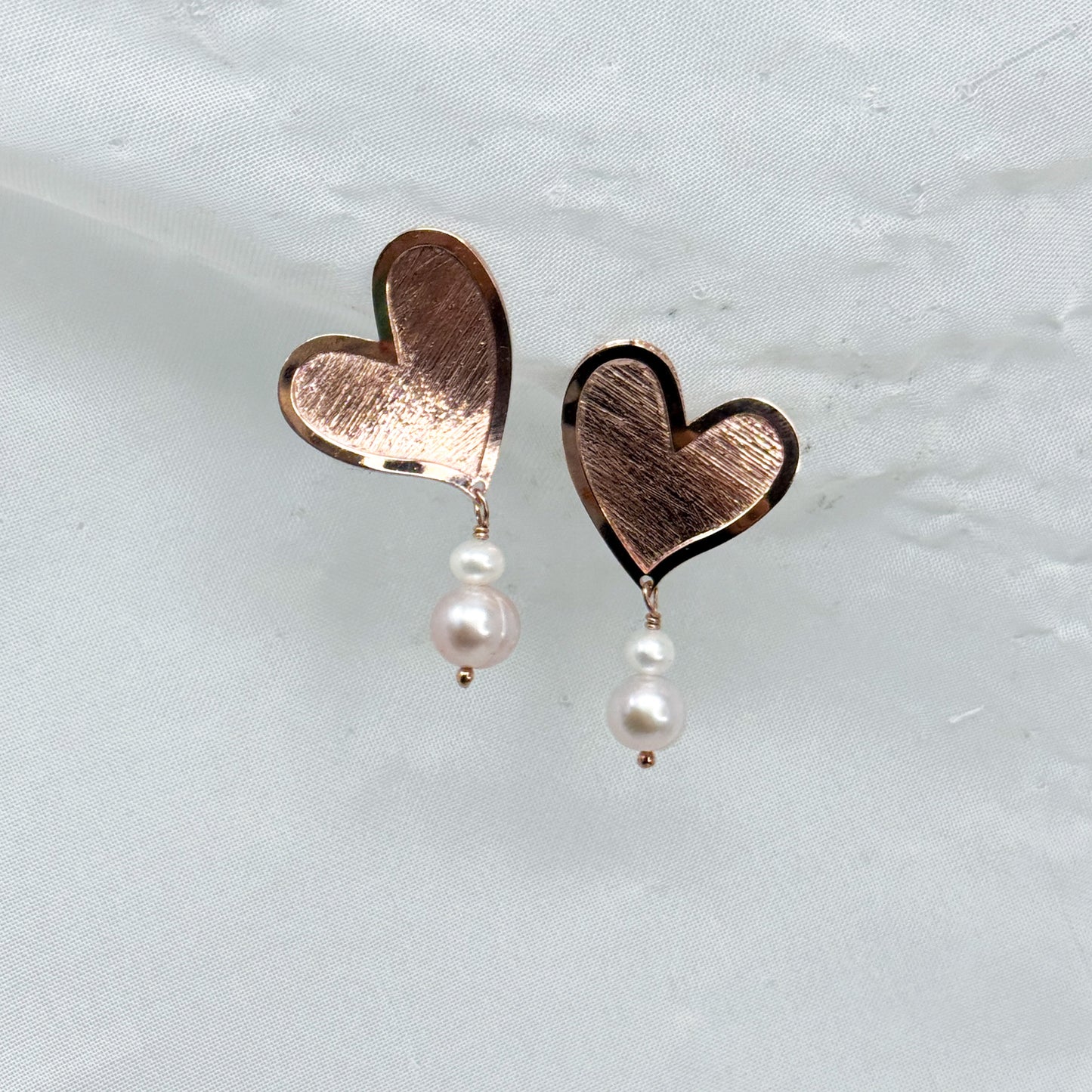 Coppia orecchini cuori satinati e perle pendenti - Lumiere Bijoux