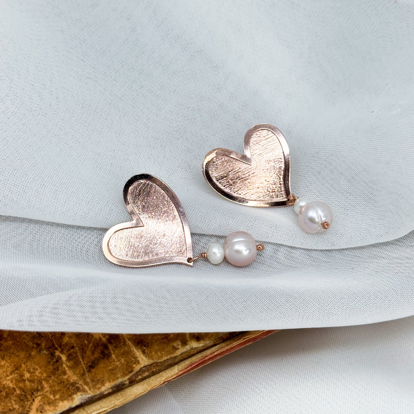 Coppia orecchini cuori satinati e perle pendenti - Lumiere Bijoux