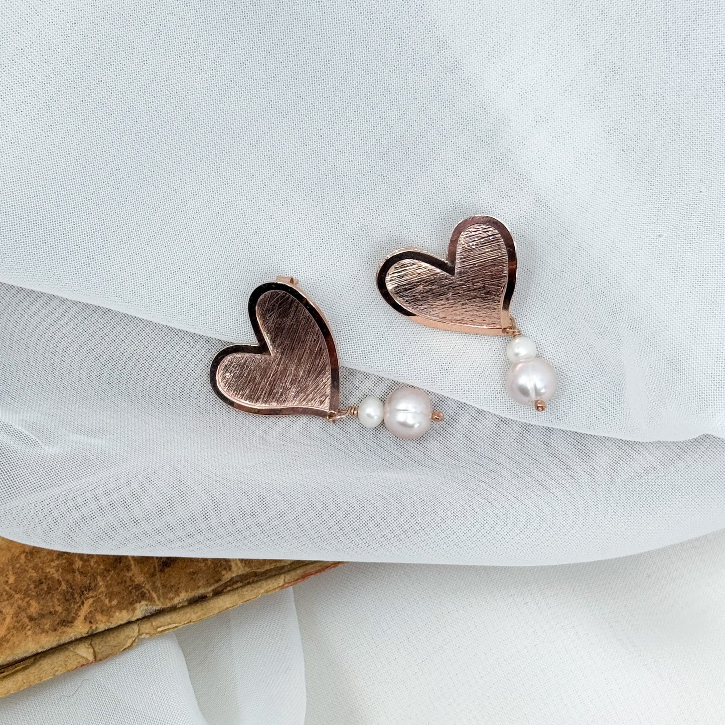 Coppia orecchini cuori satinati e perle pendenti - Lumiere Bijoux