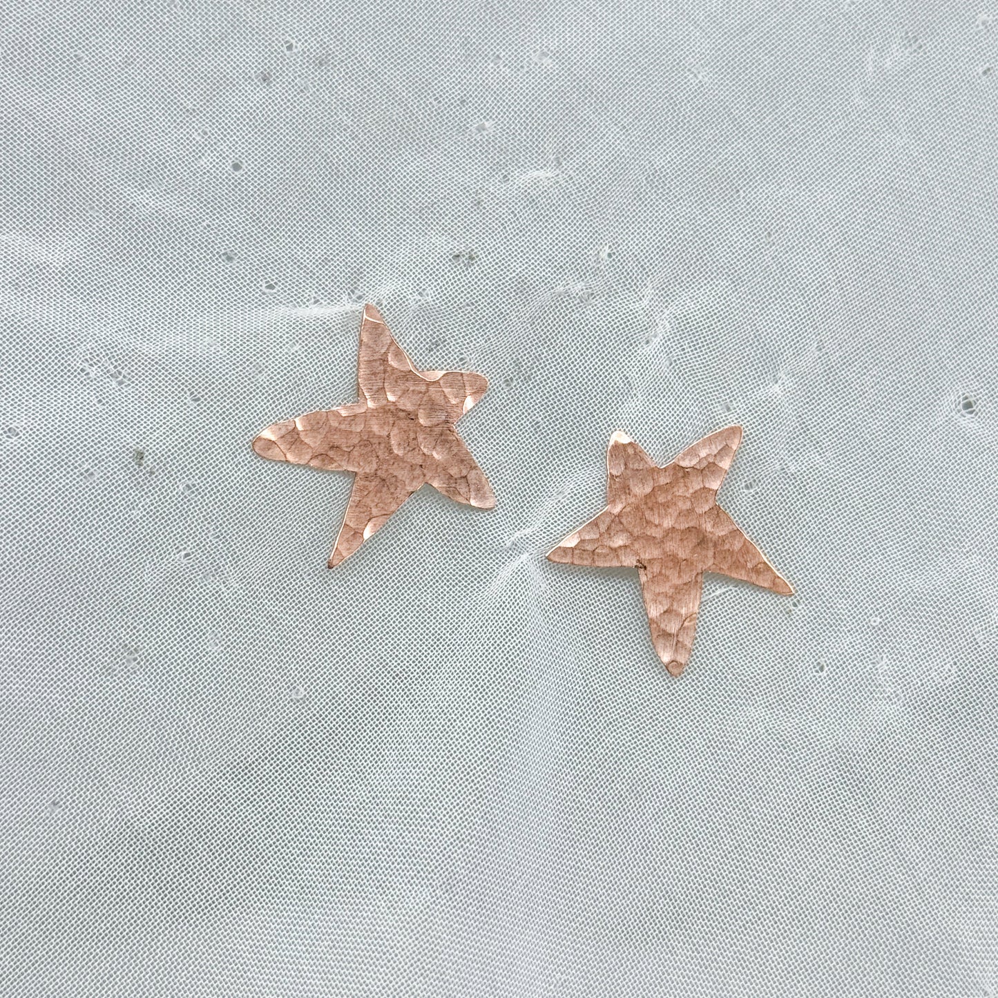 Coppia orecchini lobo stelle asimmetriche battute satinate - Lumiere Bijoux