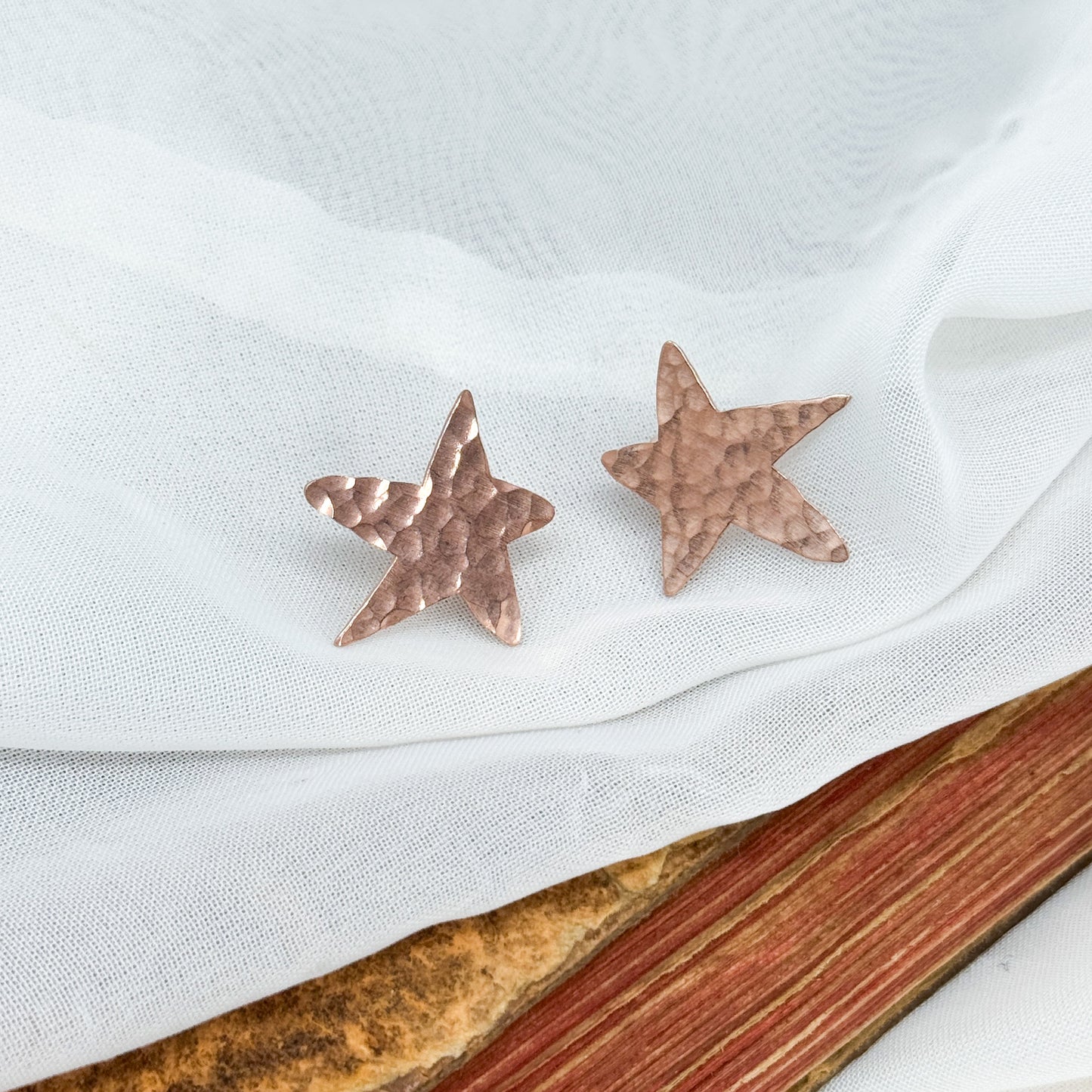 Coppia orecchini lobo stelle asimmetriche battute satinate - Lumiere Bijoux