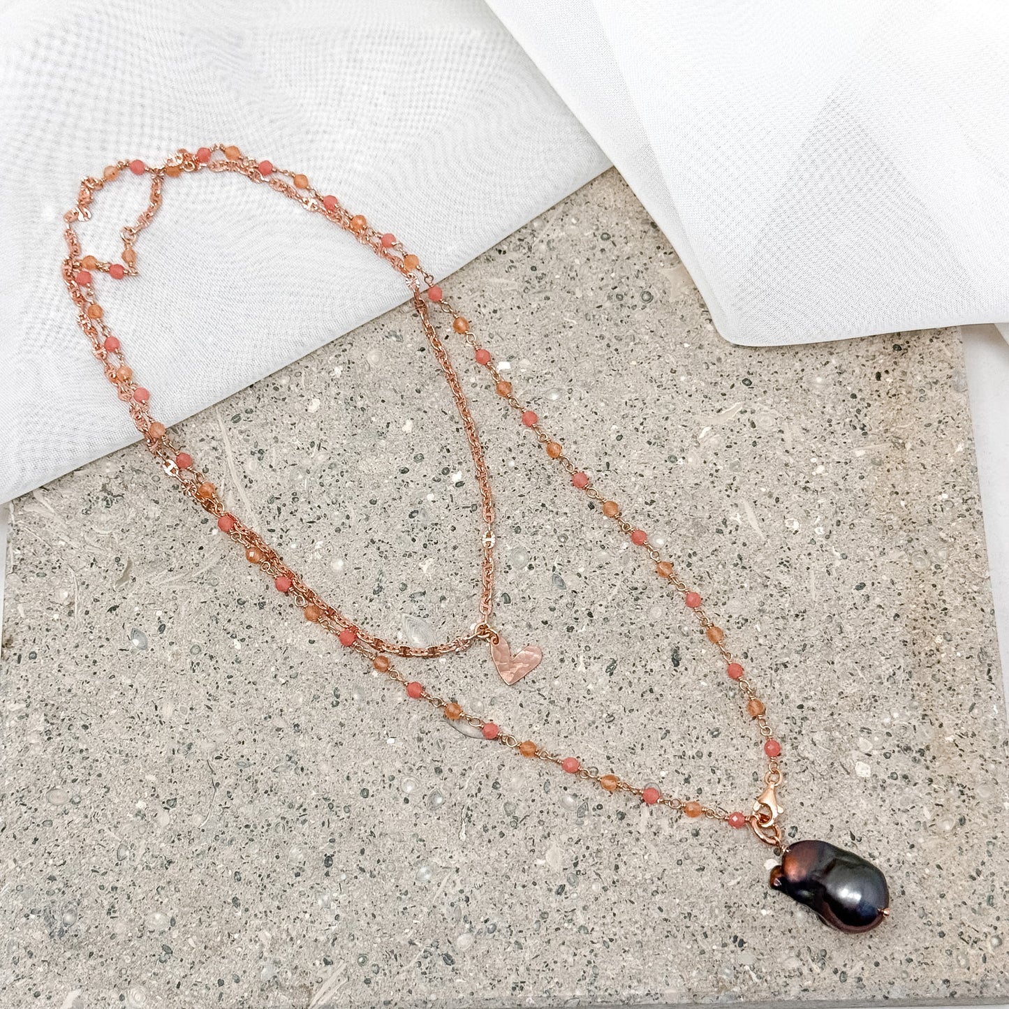 Collana lunga trasformabile cristalli pesca con perla barocca nera pendente e catena ovalispecchiati e cuore battuto — Argento 925 rosé Pezzo unico - Lumiere Bijoux