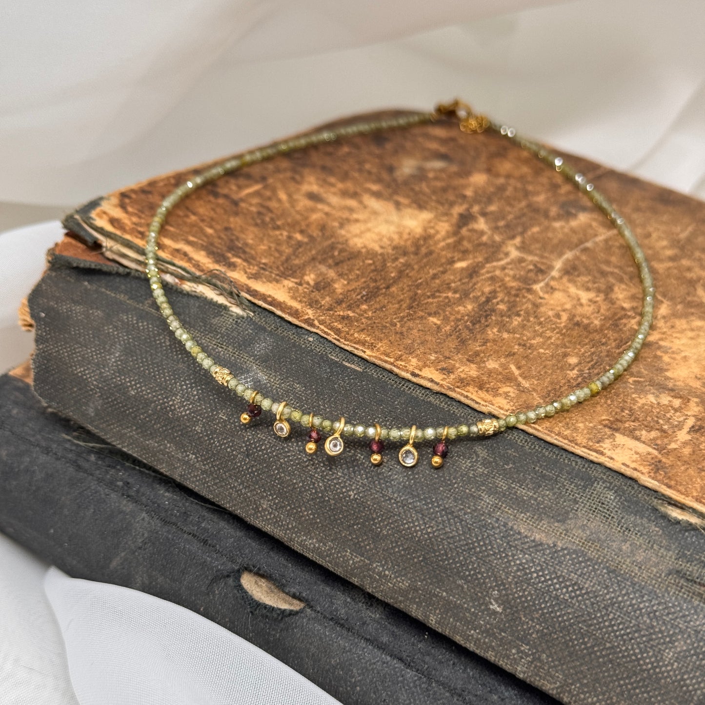Collana Gaya cm36 in perle di zirconi verdi e quarzo fumé - Lumiere Bijoux