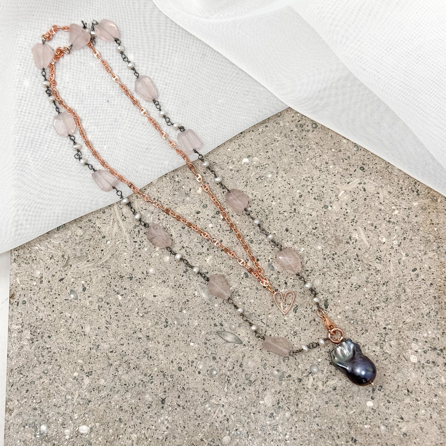 Collana lunga trasformabile con quarzo rosa base rutenio e perla barocca nera e catena specchiata con cuore vuoto pendente — Argento 925 rosé - Lumiere Bijoux