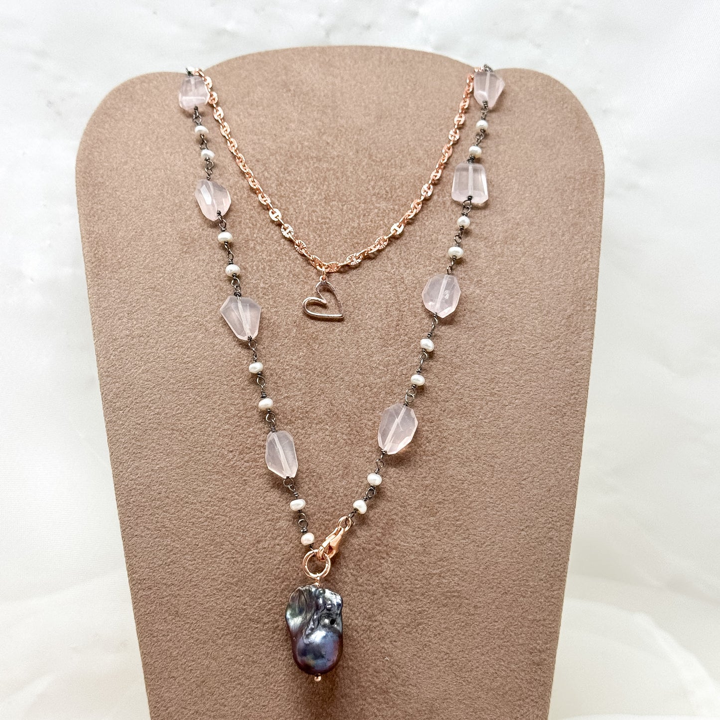 Collana lunga trasformabile con quarzo rosa base rutenio e perla barocca nera e catena specchiata con cuore vuoto pendente — Argento 925 rosé - Lumiere Bijoux