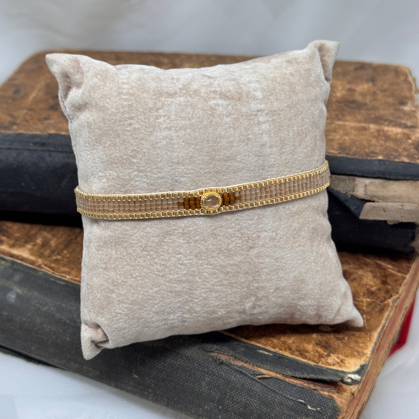 Bracciale regolabile con perle miyuki e pietra centrale da 0.8cm - Lumiere Bijoux