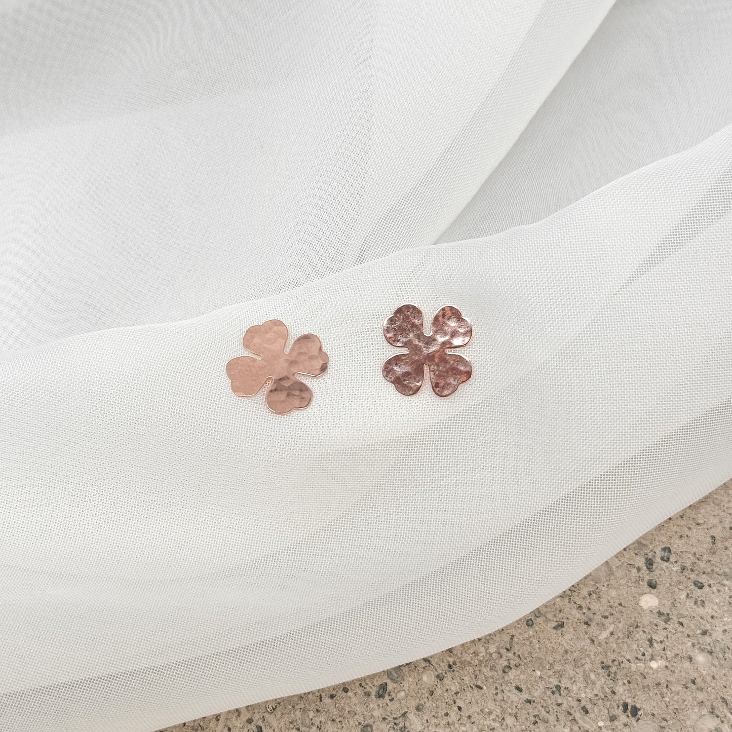 Coppia orecchini lobo quadrifoglio battuto argento 925 rosé - Lumiere Bijoux
