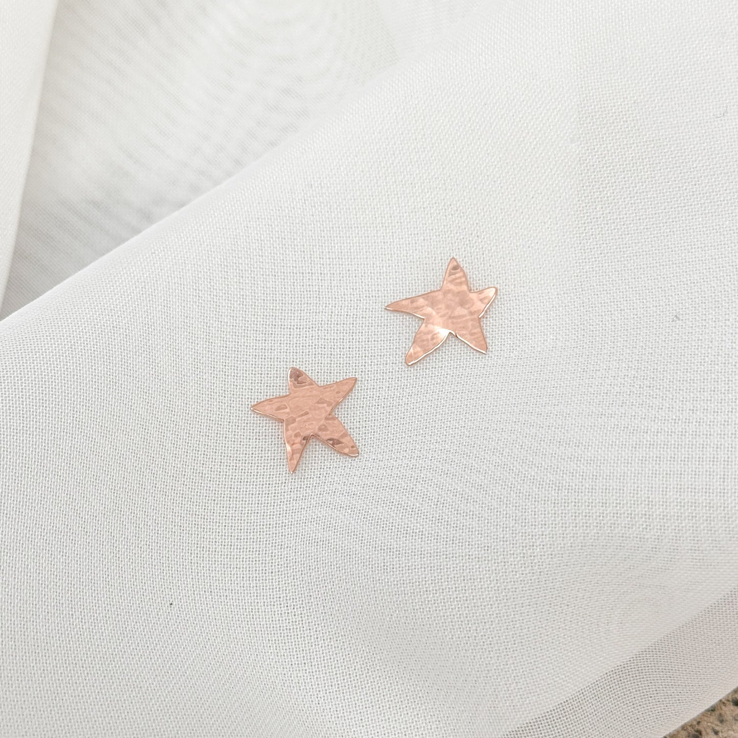 Coppia orecchini lobo stella asimmetrica battuta argento 925 rosé - Lumiere Bijoux