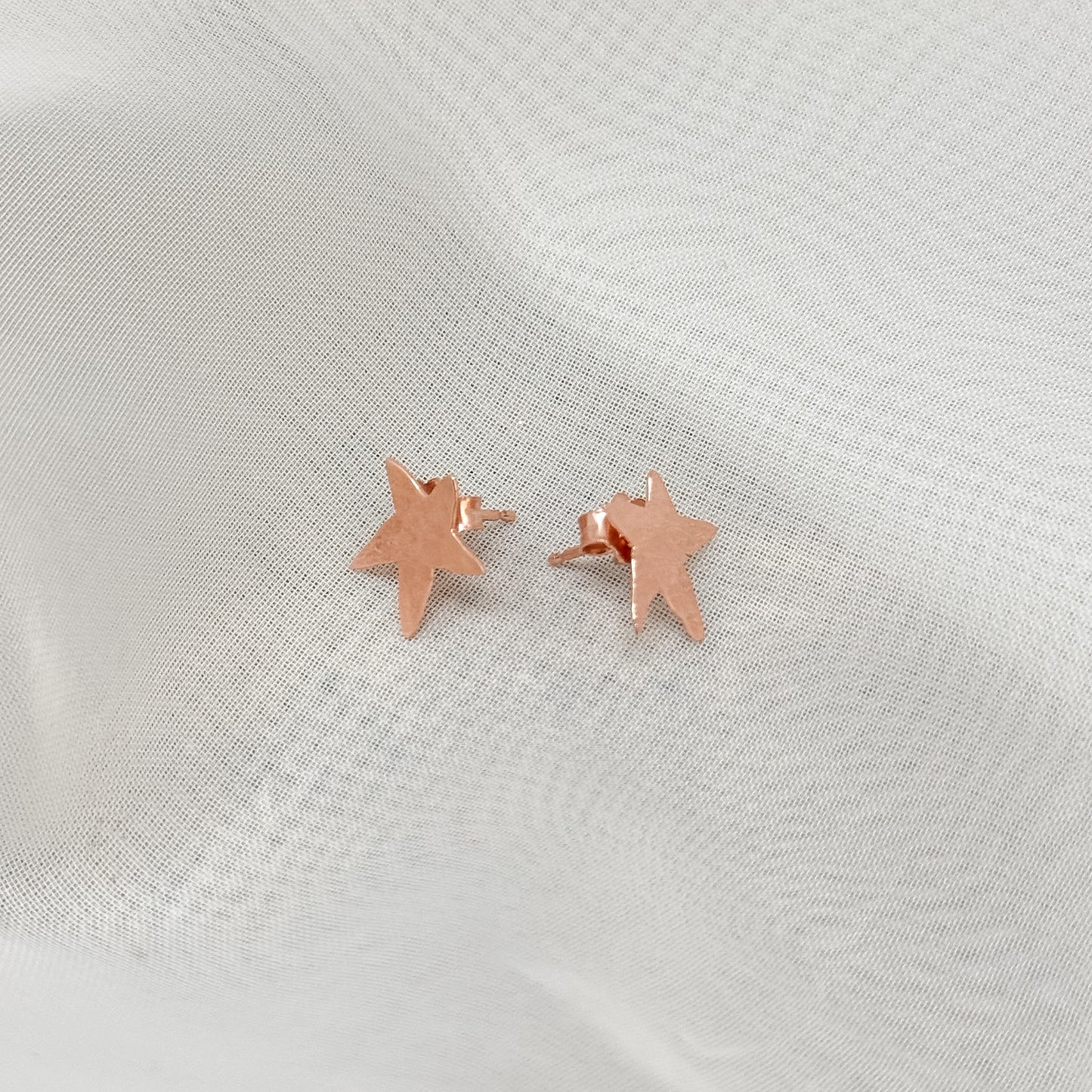 Coppia orecchini lobo stella asimmetrica battuta argento 925 rosé - Lumiere Bijoux