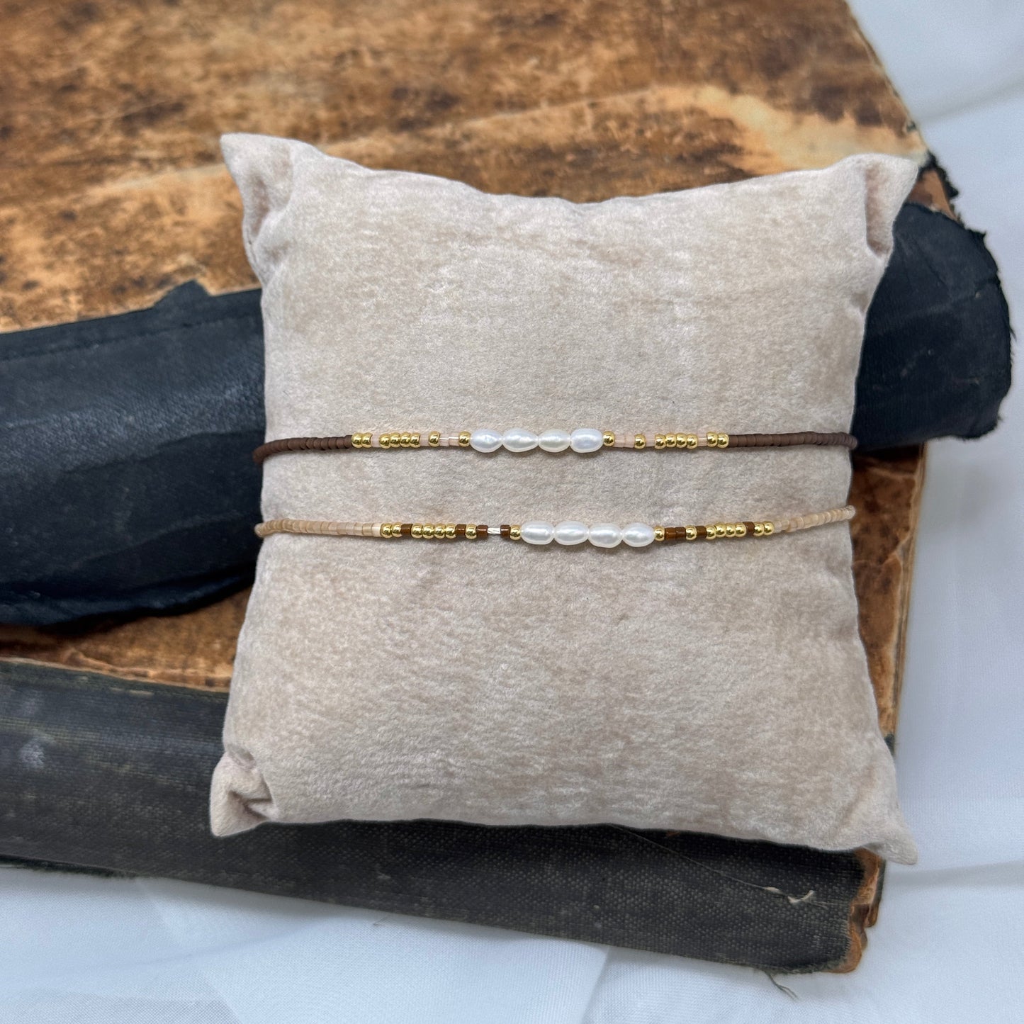 Bracciale regolabile perle miyuki oro cioccolato e perle risino centrali - Lumiere Bijoux