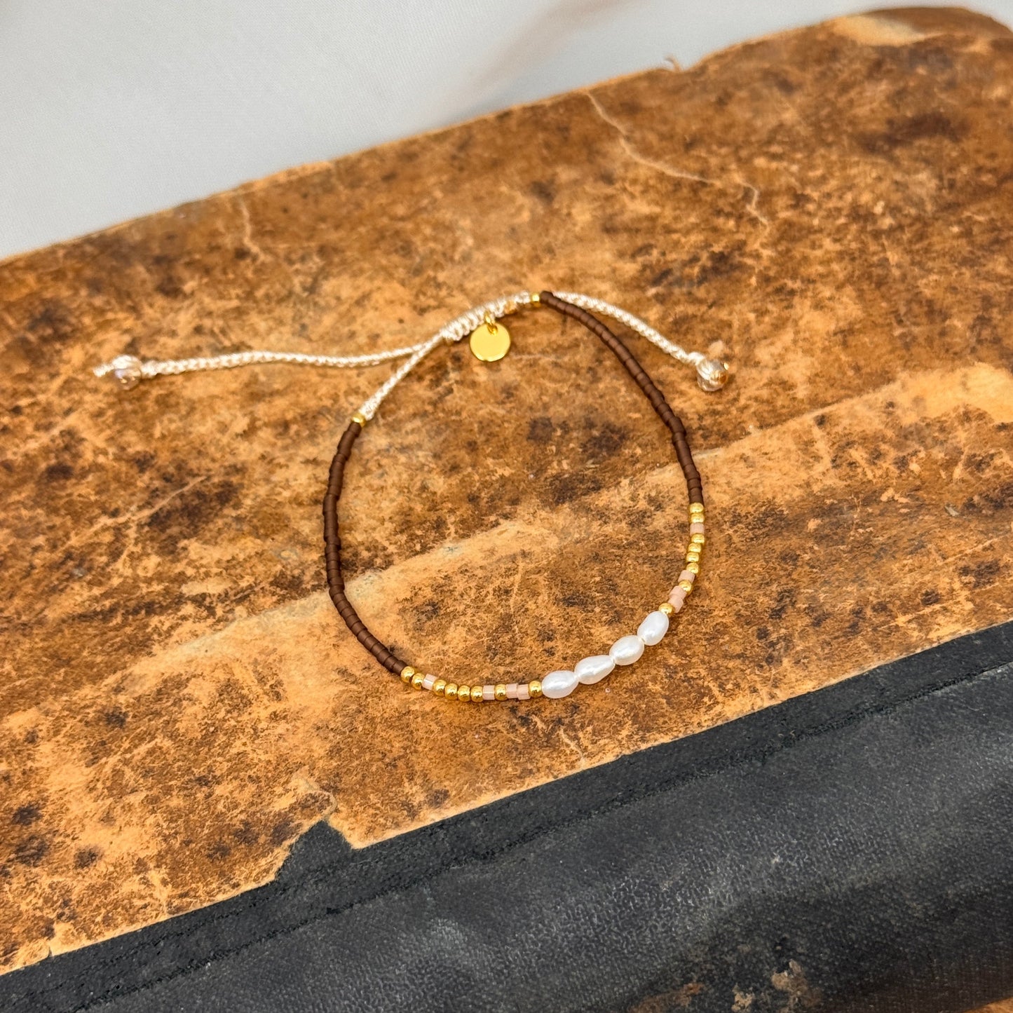 Bracciale regolabile perle miyuki oro cioccolato e perle risino centrali - Lumiere Bijoux