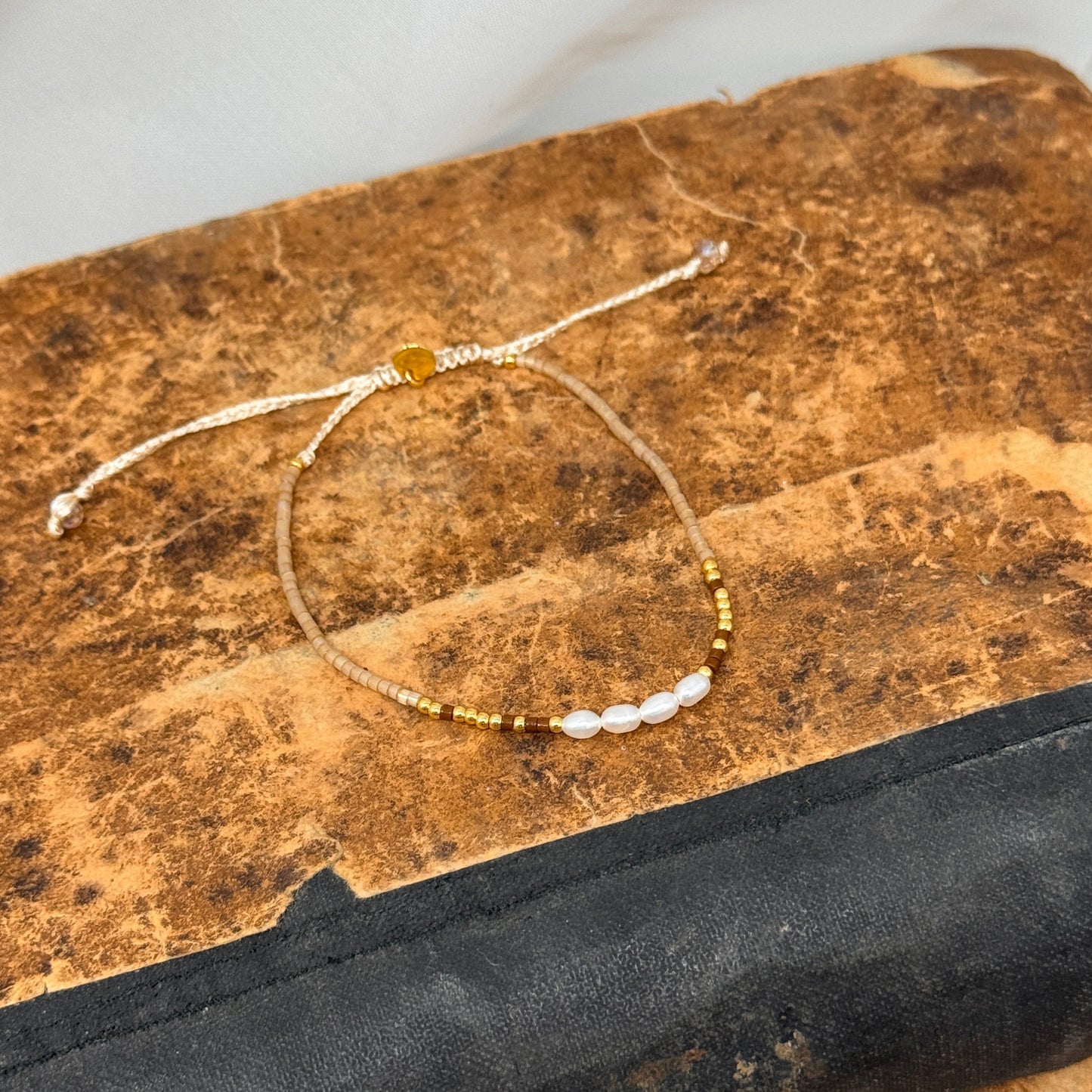 Bracciale regolabile perle miyuki oro cioccolato e perle risino centrali - Lumiere Bijoux