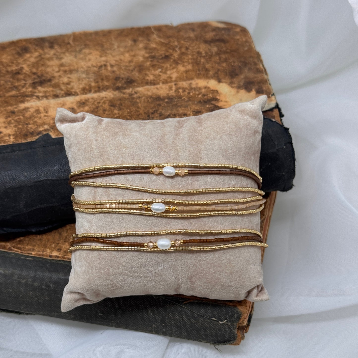 Bracciale regolabile con tris di bracciali perle miyuky oro cioccolato e perla - Lumiere Bijoux