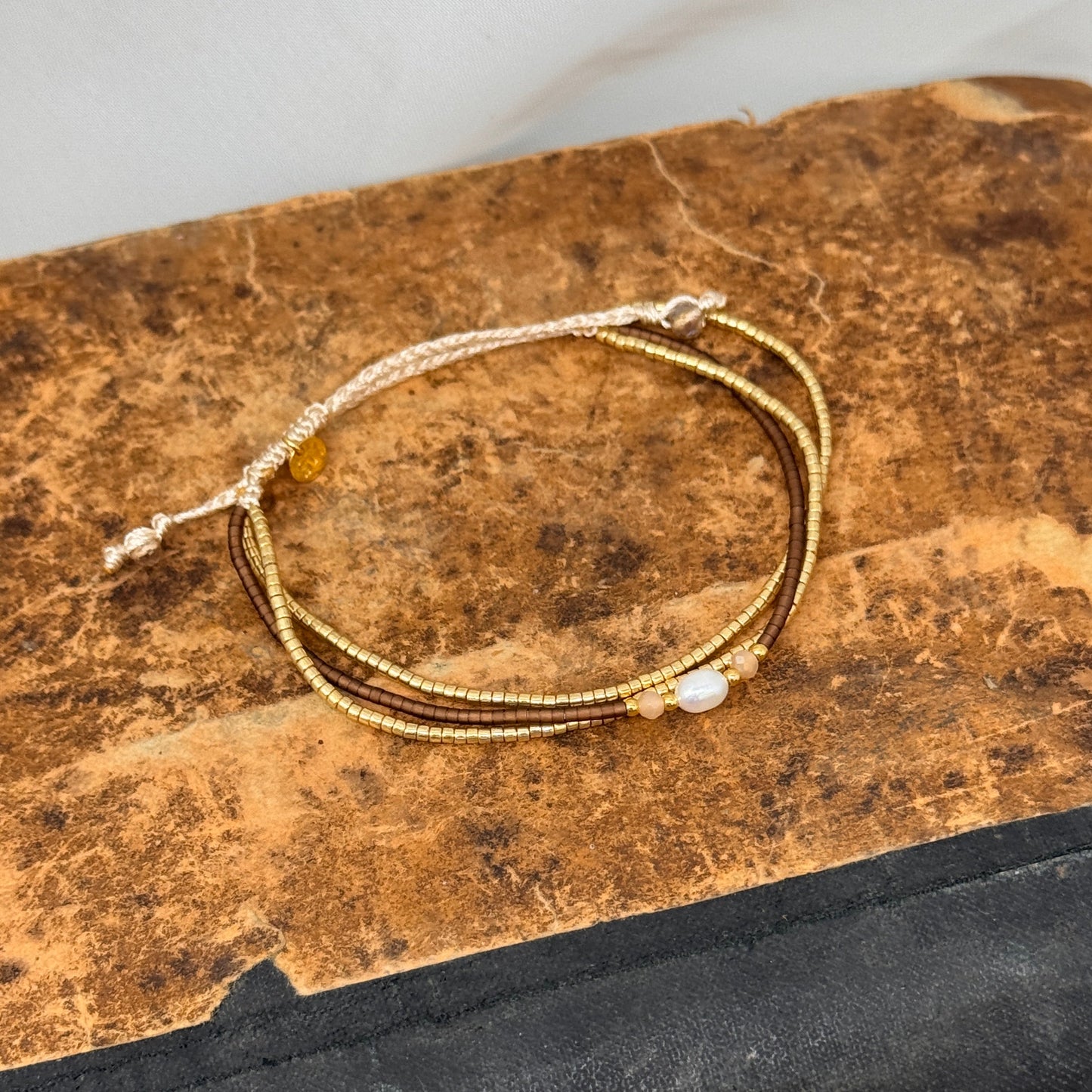 Bracciale regolabile con tris di bracciali perle miyuky oro cioccolato e perla - Lumiere Bijoux
