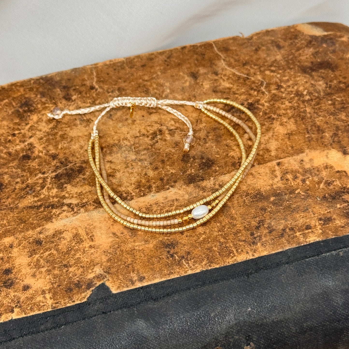 Bracciale regolabile con tris di bracciali perle miyuky oro cioccolato e perla - Lumiere Bijoux