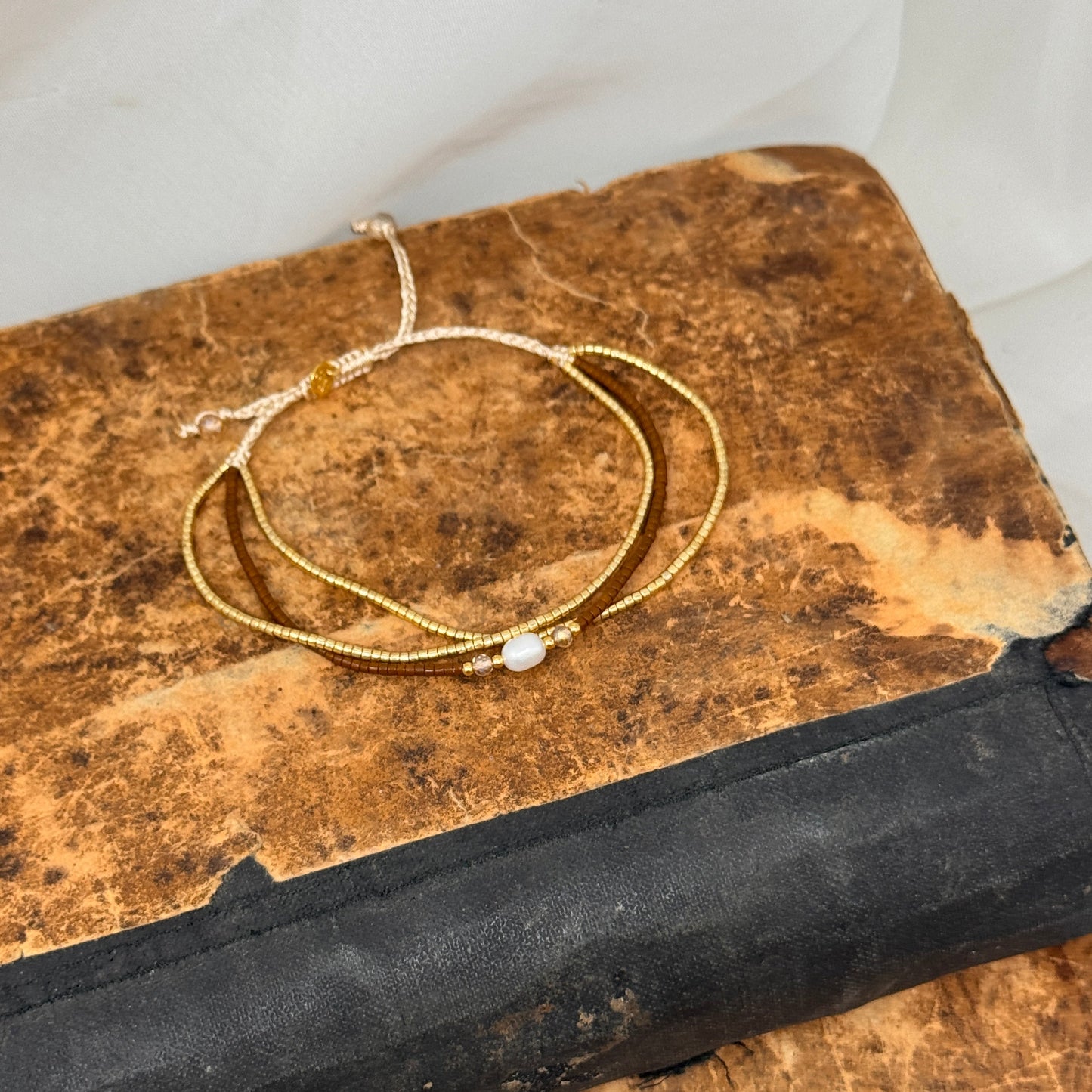 Bracciale regolabile con tris di bracciali perle miyuky oro cioccolato e perla - Lumiere Bijoux