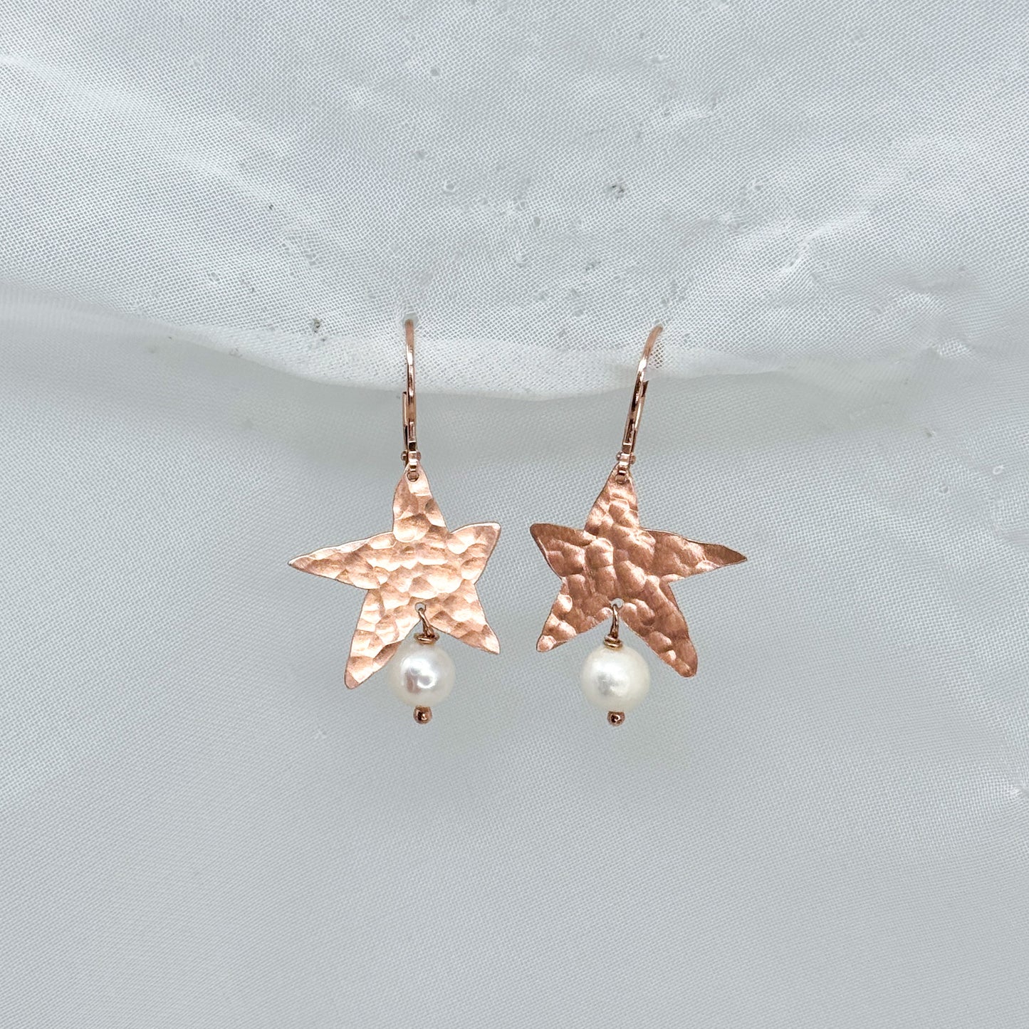 Coppia orecchini pendenti con stelle irregolari battute satinate e perla pendente - Lumiere Bijoux