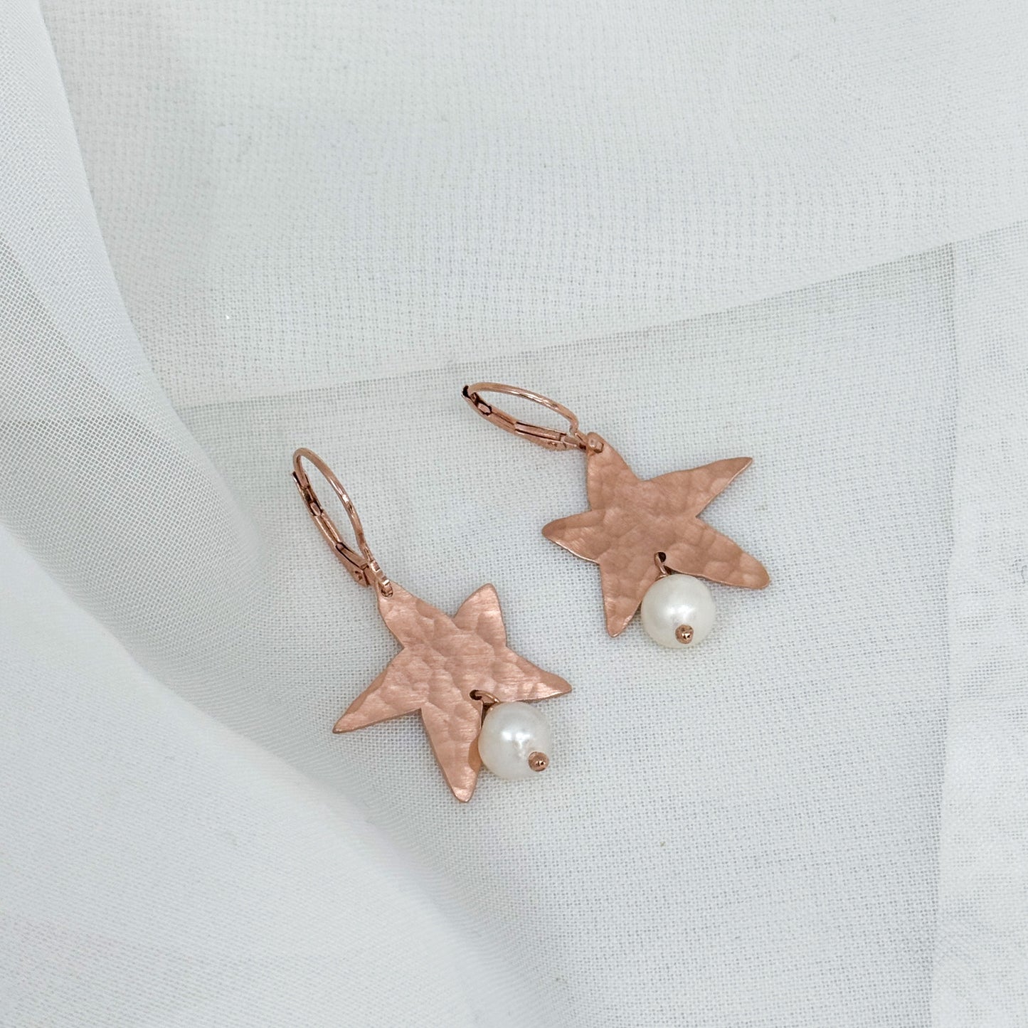 Coppia orecchini pendenti con stelle irregolari battute satinate e perla pendente - Lumiere Bijoux