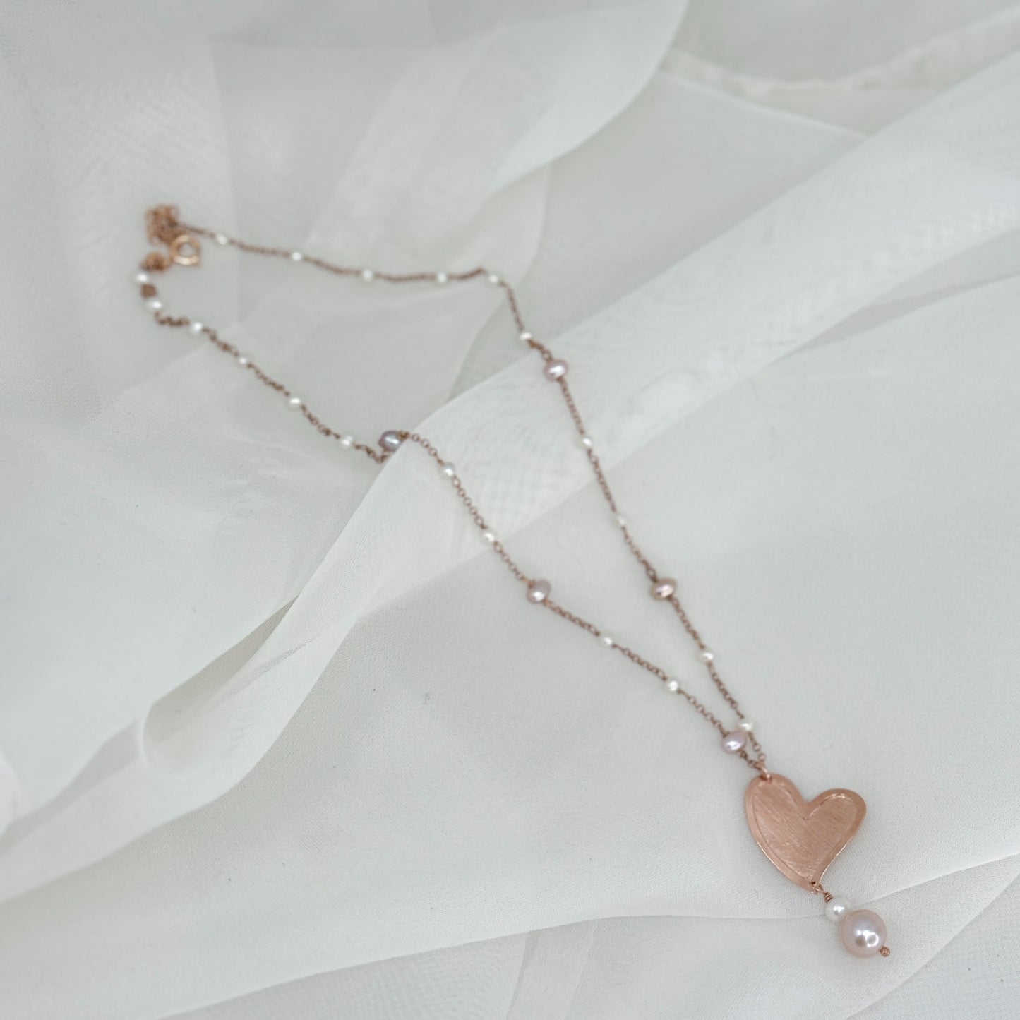 Collana rado perle rosa e bianche con cuore satinato pendente e perla - Lumiere Bijoux