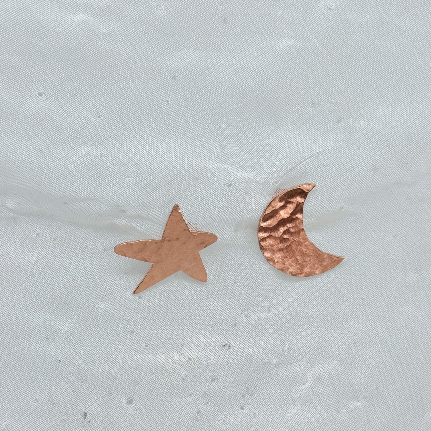 Coppia orecchini a lobo Stella & Luna battuta in argento rosé - Lumiere Bijoux