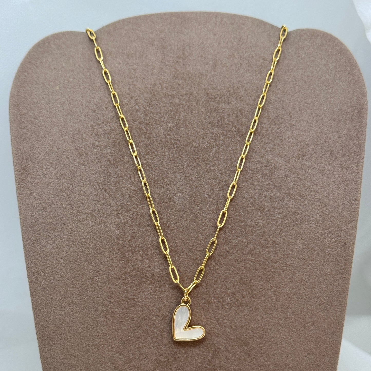 Collana cm50 in ottone catena sushi e pendente cuore bacio con smalto madreperla - Lumiere Bijoux
