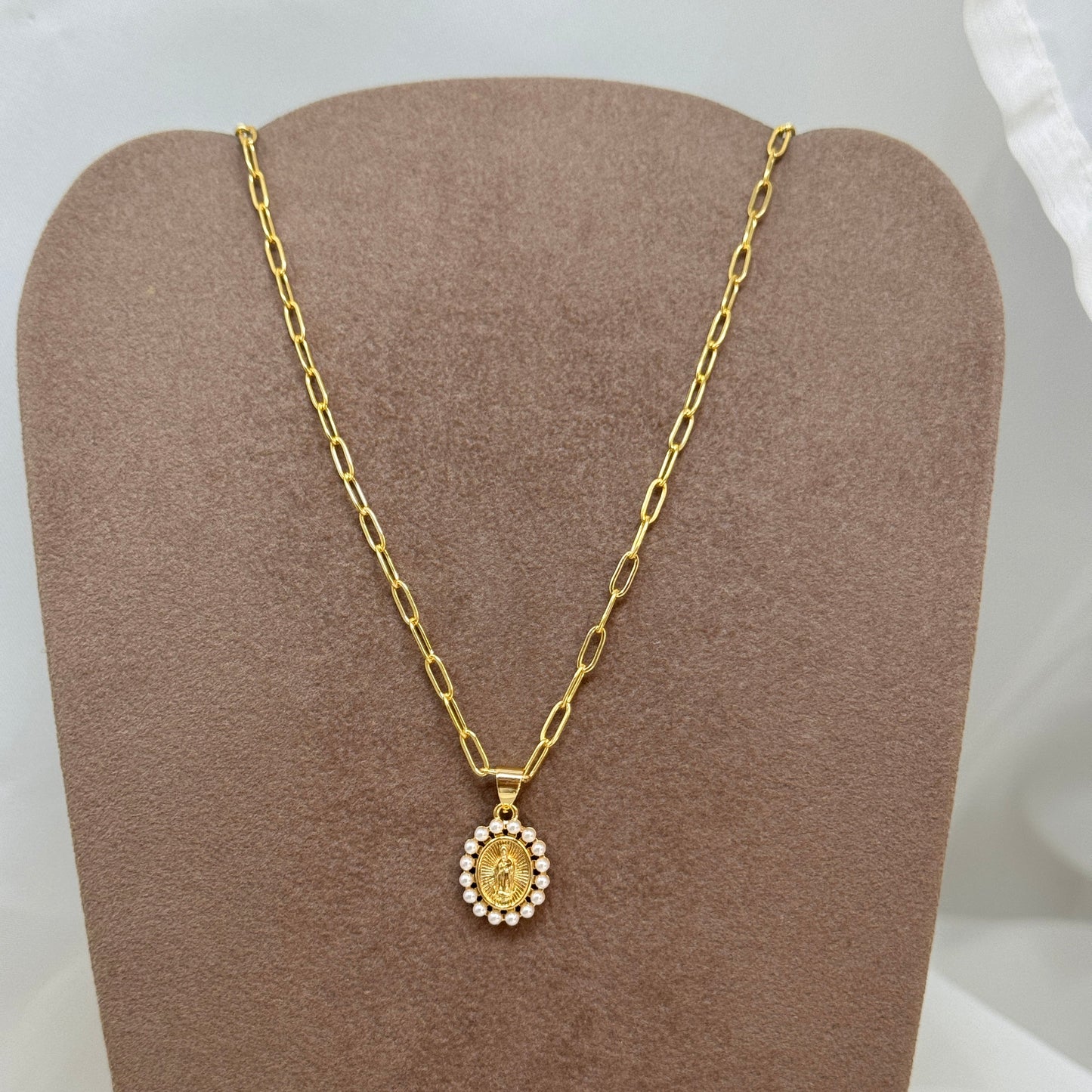 Collana cm50 in ottone catena sushi e pendente madonnina con microperle - Lumiere Bijoux