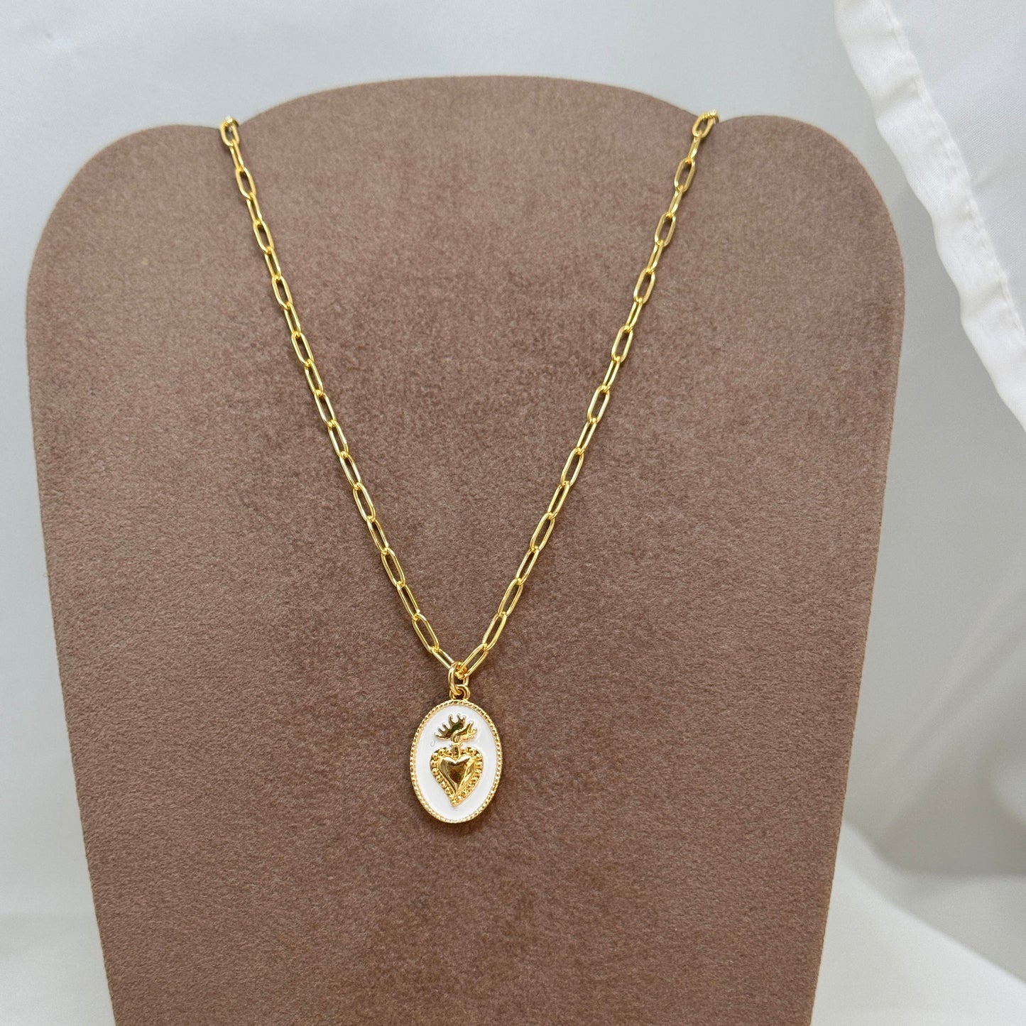 Collana cm60 in ottone catena sushi e cialdina con cuore sacro e smalto bianco - Lumiere Bijoux