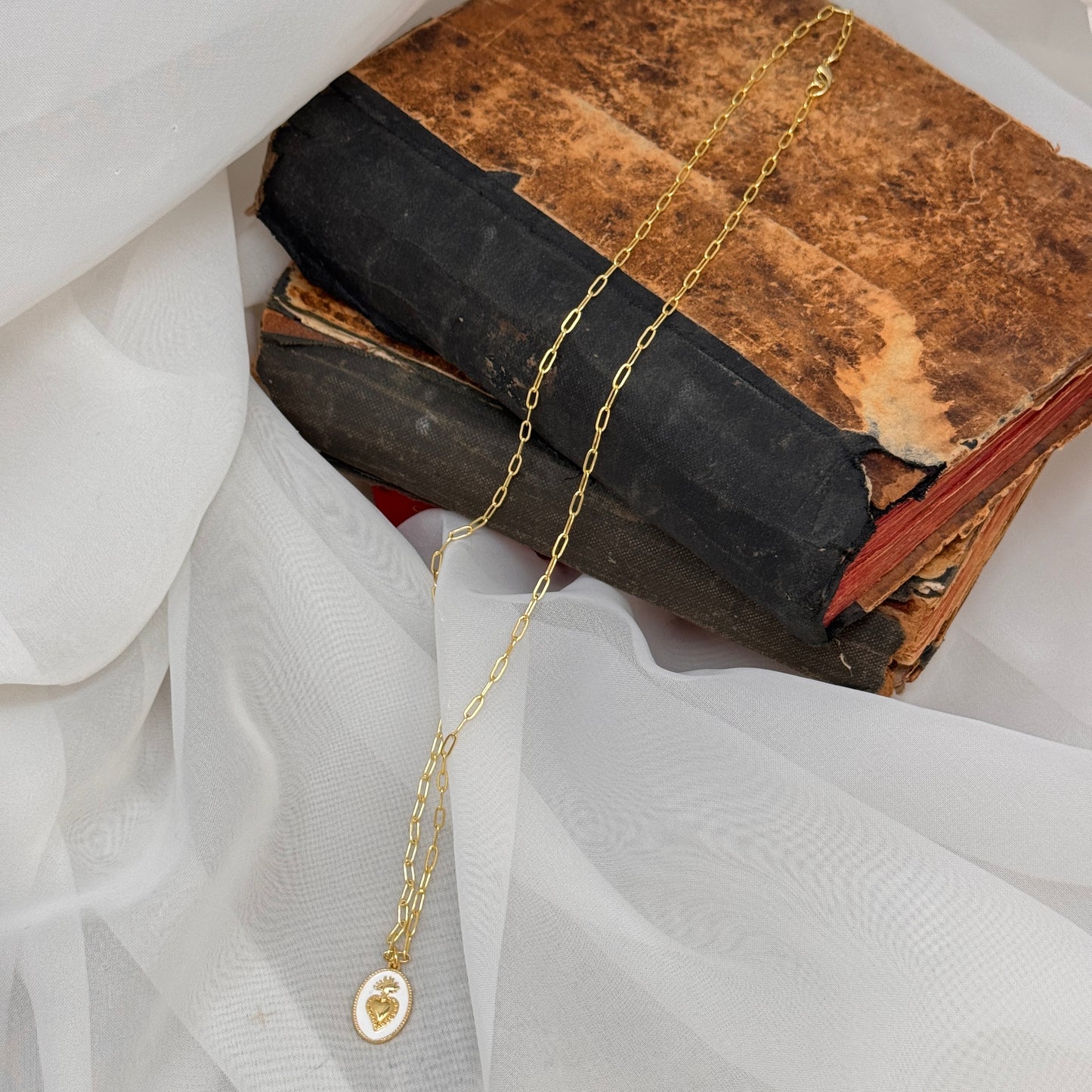Collana cm60 in ottone catena sushi e cialdina con cuore sacro e smalto bianco - Lumiere Bijoux
