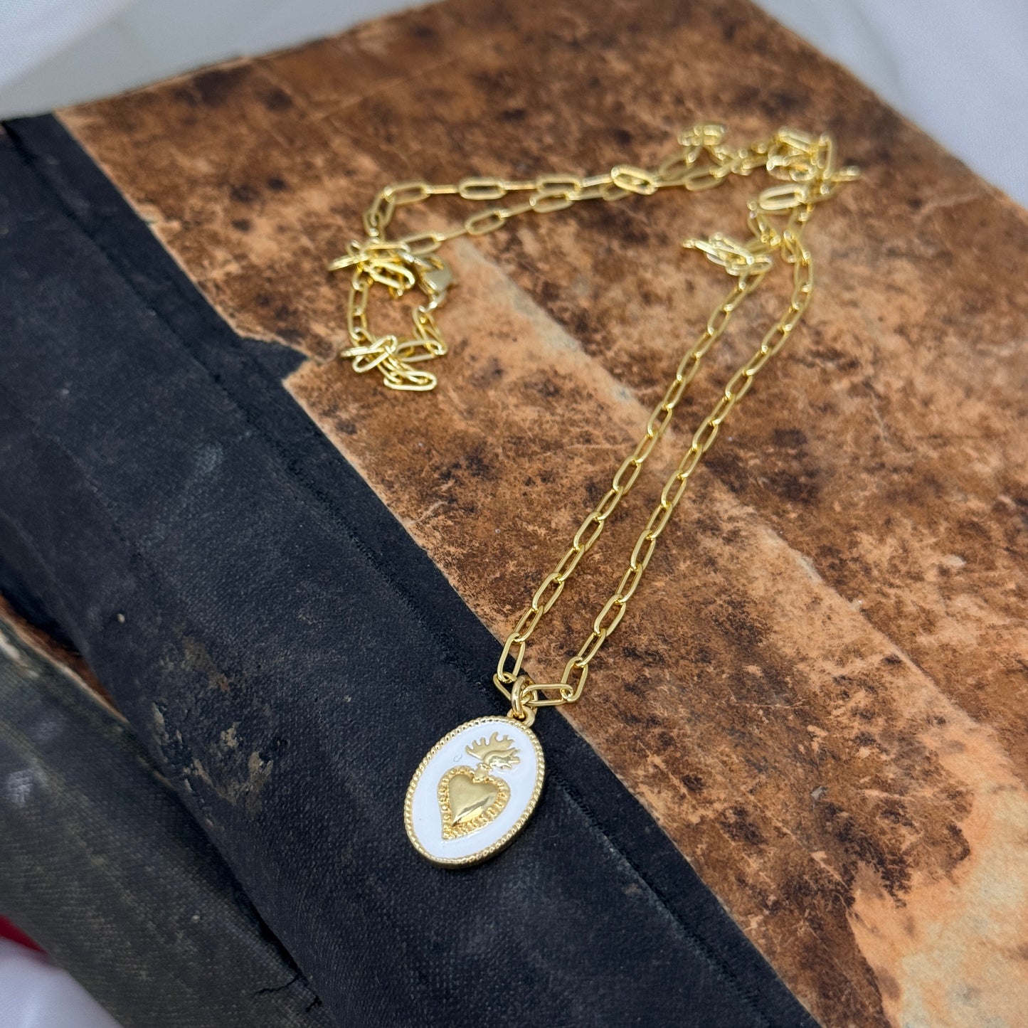 Collana cm60 in ottone catena sushi e cialdina con cuore sacro e smalto bianco - Lumiere Bijoux