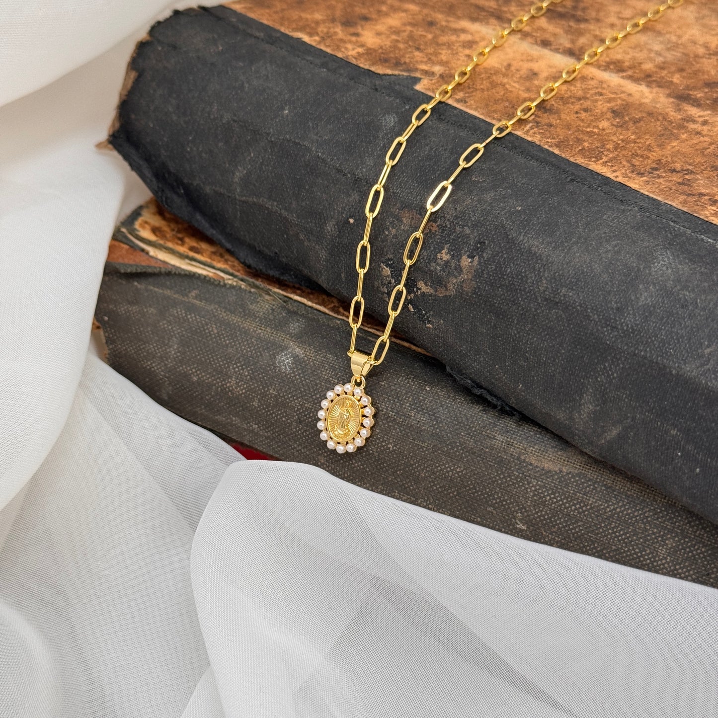 Collana cm50 in ottone catena sushi e pendente madonnina con microperle - Lumiere Bijoux