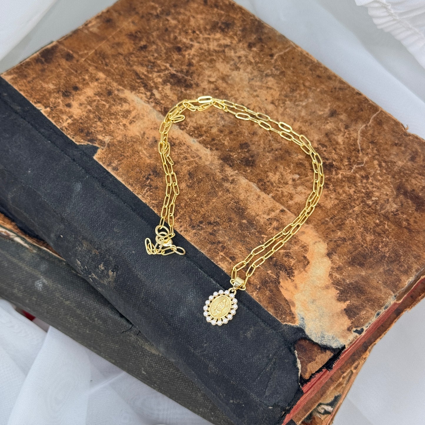 Collana cm50 in ottone catena sushi e pendente madonnina con microperle - Lumiere Bijoux