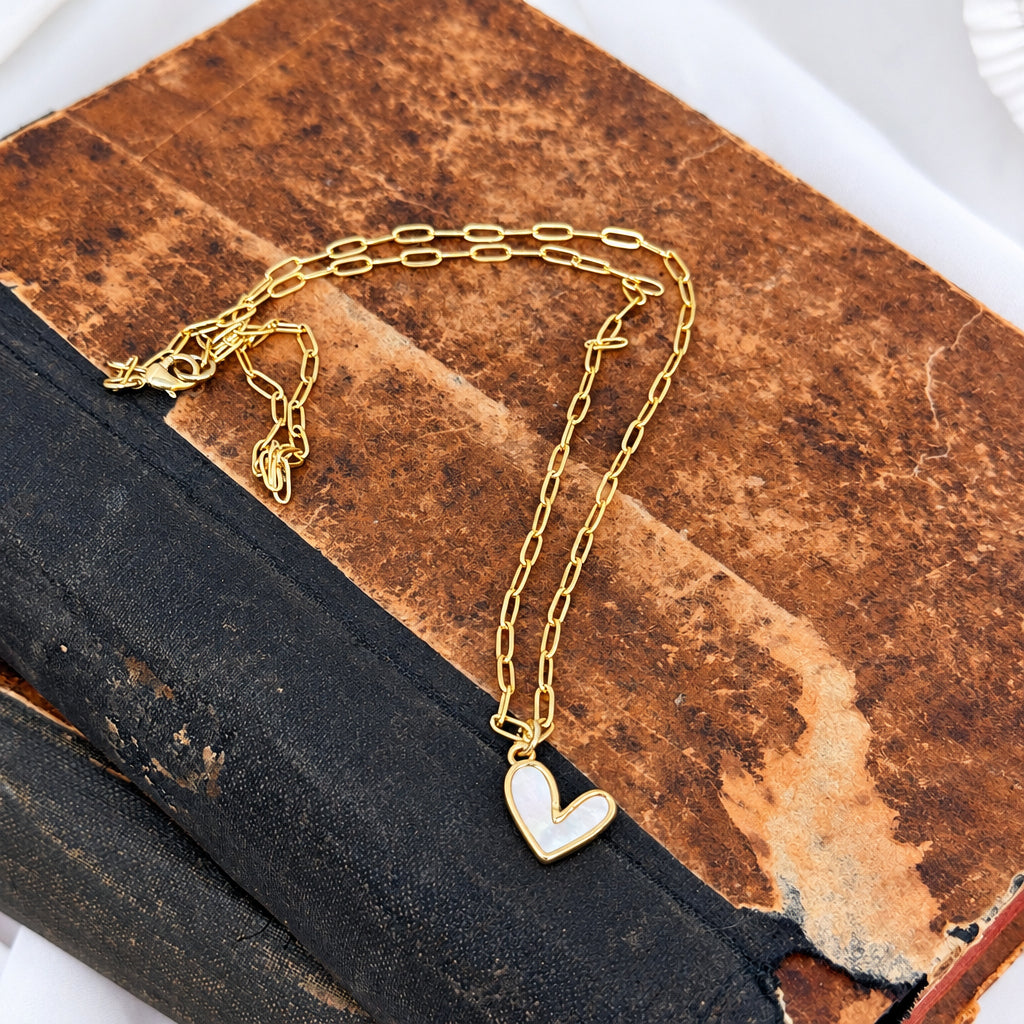 Collana cm50 in ottone catena sushi e pendente cuore bacio con smalto madreperla - Lumiere Bijoux