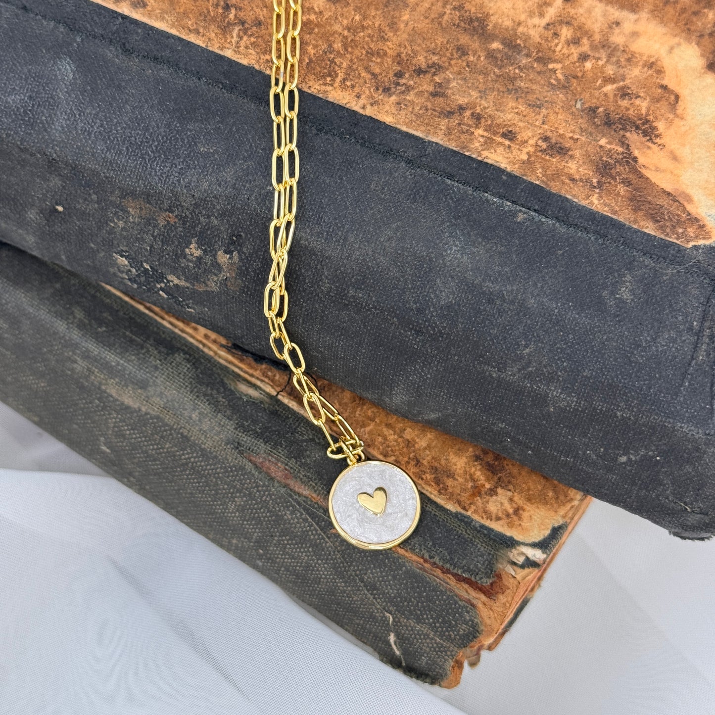 Collana cm50 in ottone catena sushi e pendente cialdina con cuore con smalto madreperla - Lumiere Bijoux