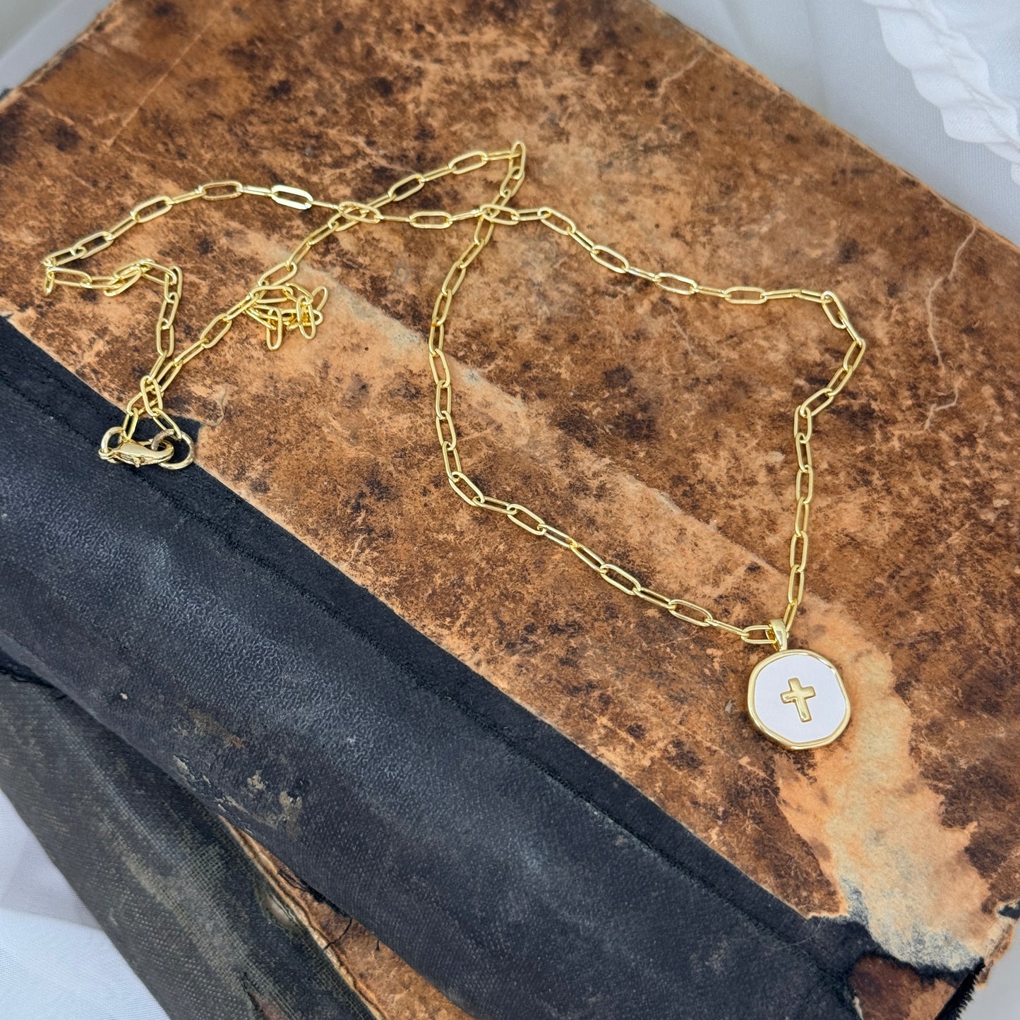 Collana cm50 in ottone catena sushi e pendente cialdina con croce con smalto madreperla - Lumiere Bijoux