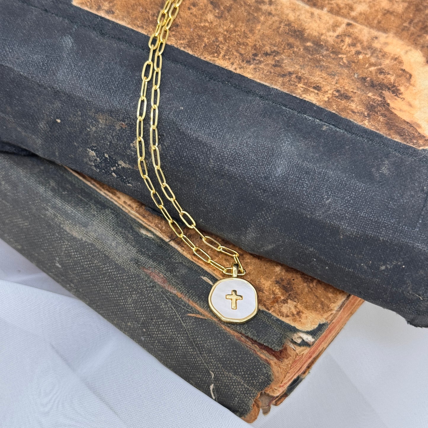 Collana cm50 in ottone catena sushi e pendente cialdina con croce con smalto madreperla - Lumiere Bijoux