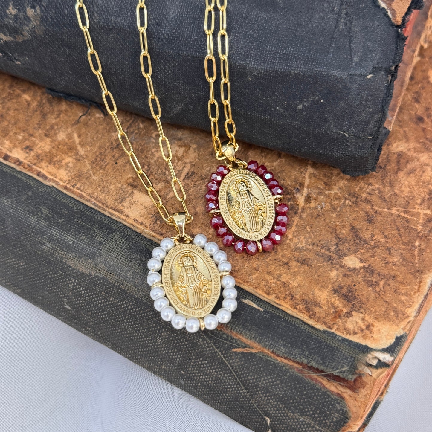 Collana cm60 in ottone catena sushi e pendente targhetta madonnina - Lumiere Bijoux