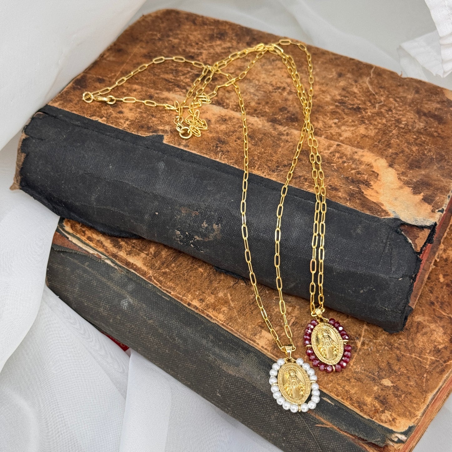Collana cm60 in ottone catena sushi e pendente targhetta madonnina - Lumiere Bijoux