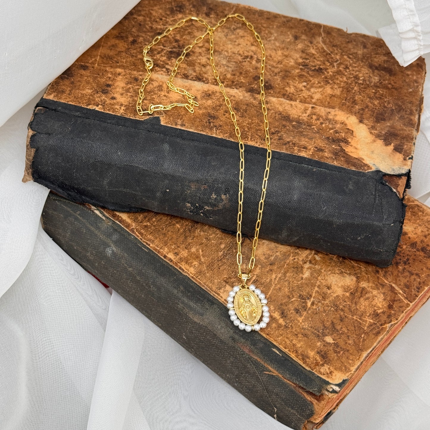 Collana cm60 in ottone catena sushi e pendente targhetta madonnina - Lumiere Bijoux