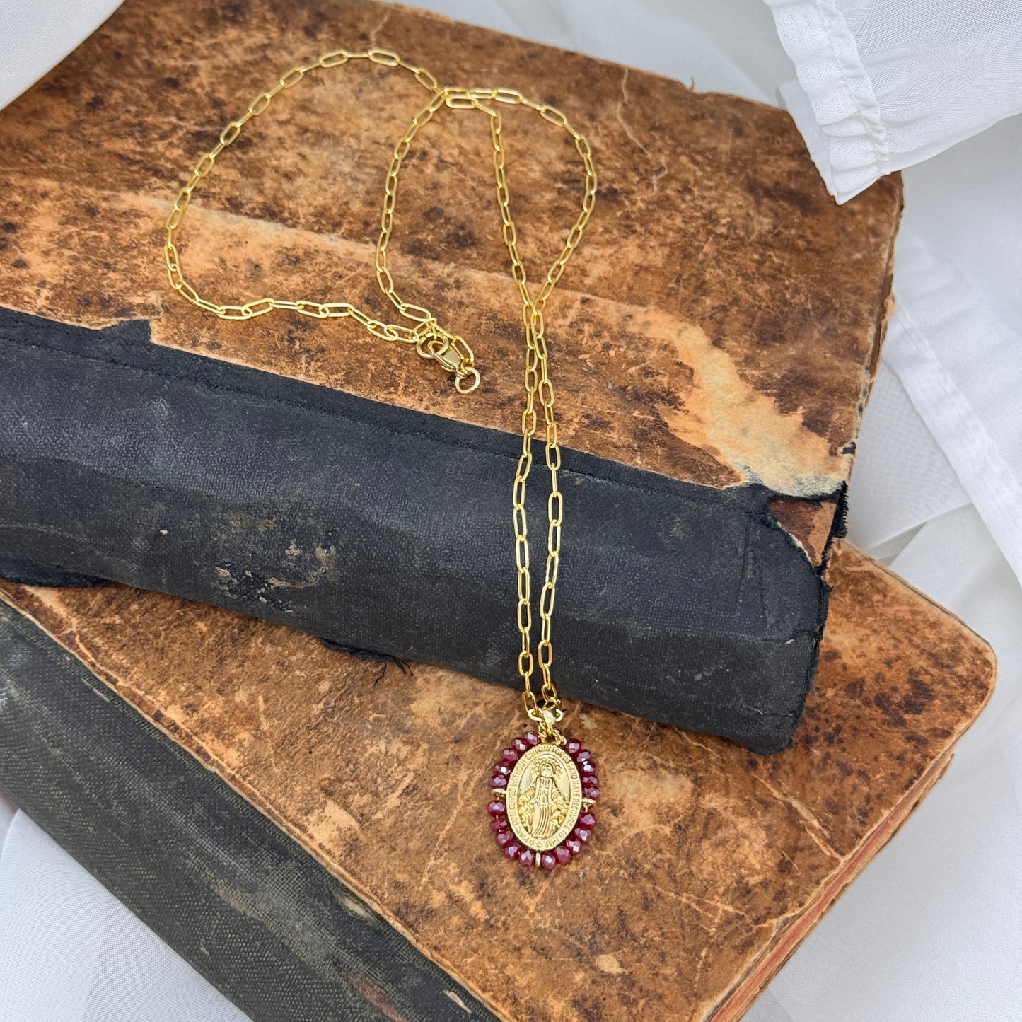 Collana cm60 in ottone catena sushi e pendente targhetta madonnina - Lumiere Bijoux