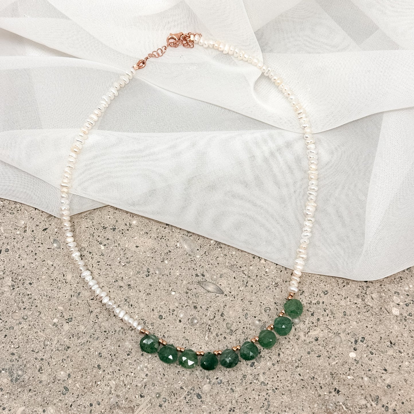 Collana SPIRITUAL con perle conchiglia irregolari e pietre cm 36 - Lumiere Bijoux