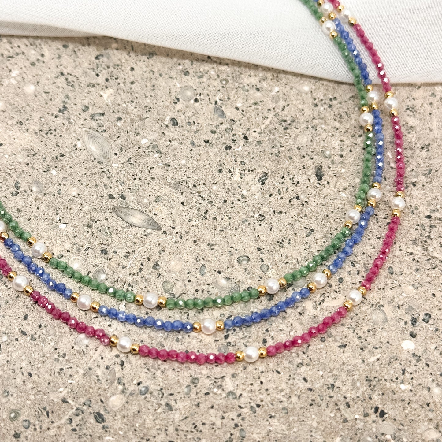 Collana cristalli alternati da perle naturali e pepite ottone - Lumiere Bijoux