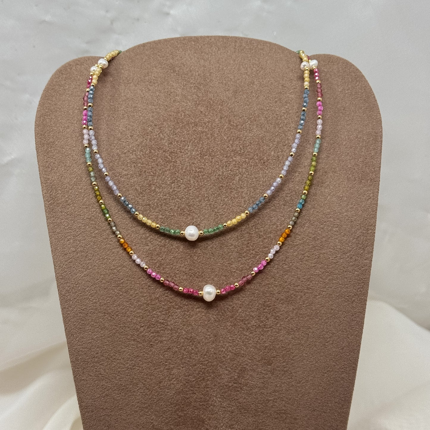 Collana multicolore con cristalli da 0.2 mm pepite oro e perla 0.4 mm naturale centrale - Lumiere Bijoux