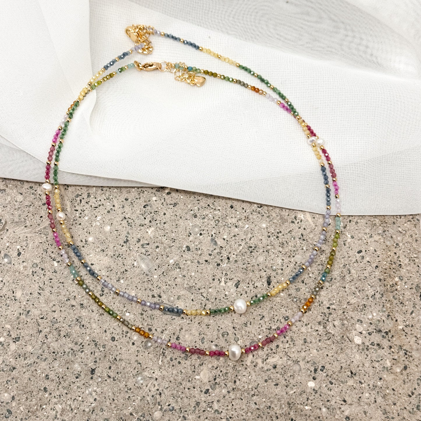 Collana multicolore con cristalli da 0.2 mm pepite oro e perla 0.4 mm naturale centrale - Lumiere Bijoux
