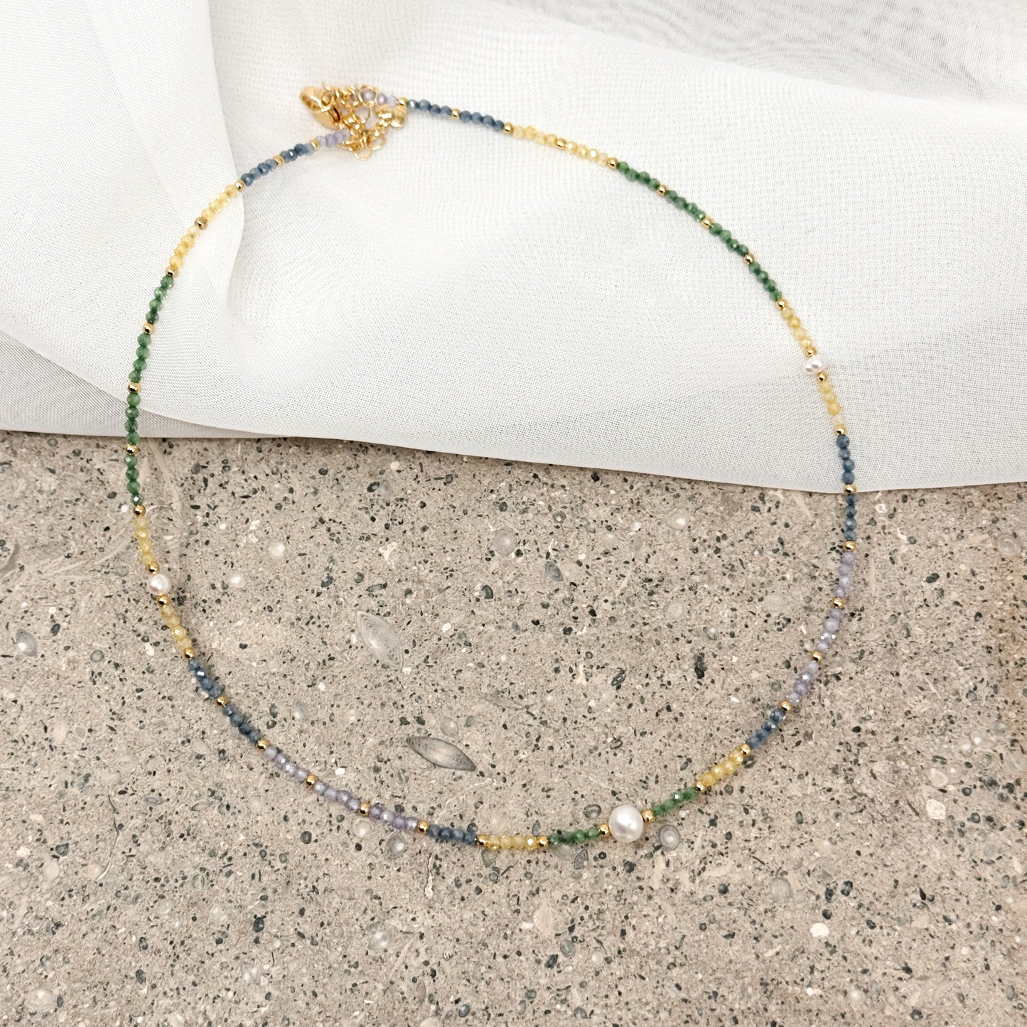 Collana multicolore con cristalli da 0.2 mm pepite oro e perla 0.4 mm naturale centrale - Lumiere Bijoux