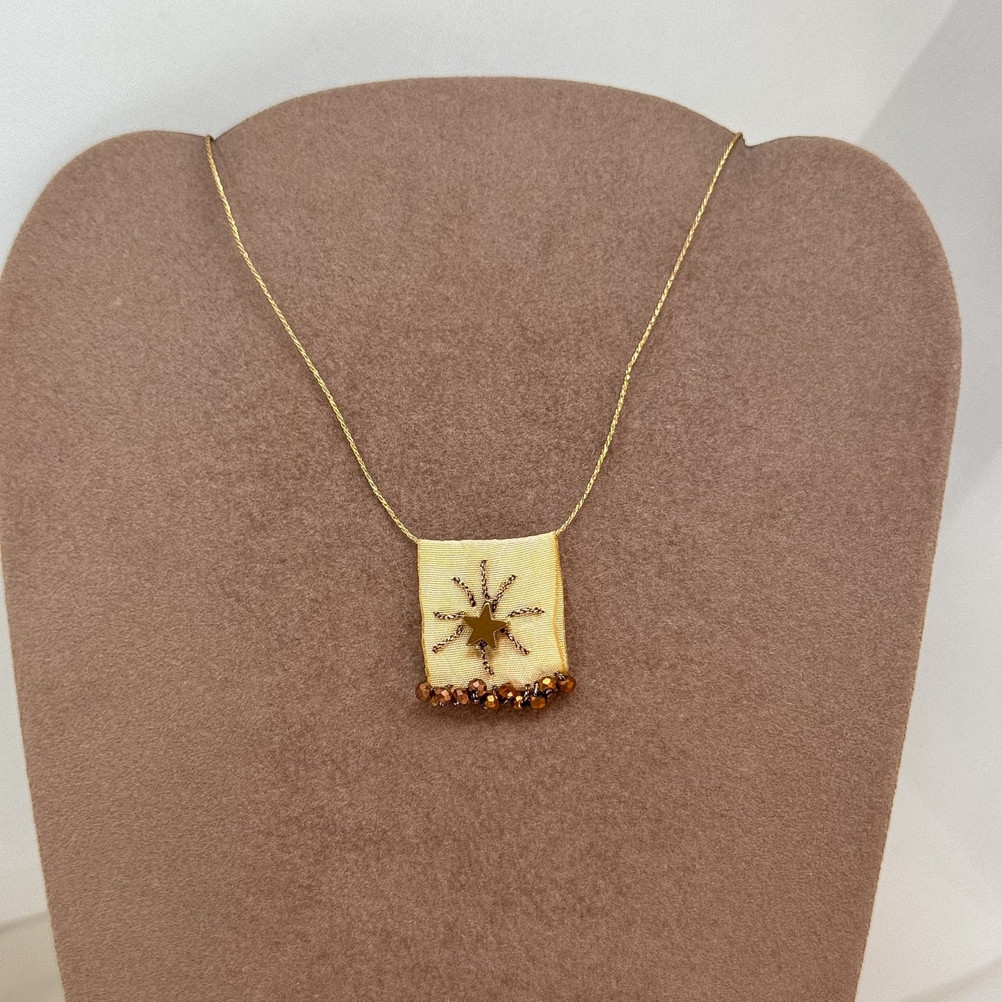 Collana regolabile con targhetta in tessuto panna ricamata e stella in ottone - Lumiere Bijoux