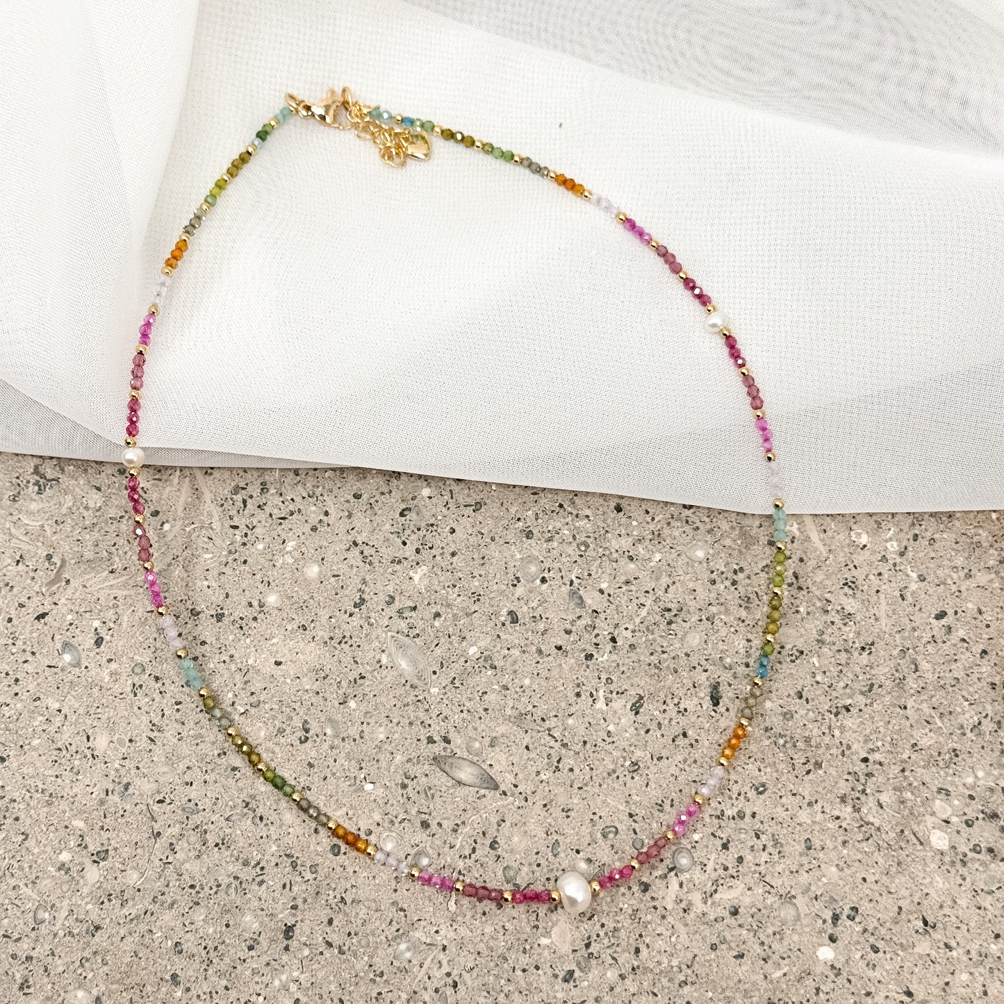 Collana multicolore con cristalli da 0.2 mm pepite oro e perla 0.4 mm naturale centrale - Lumiere Bijoux