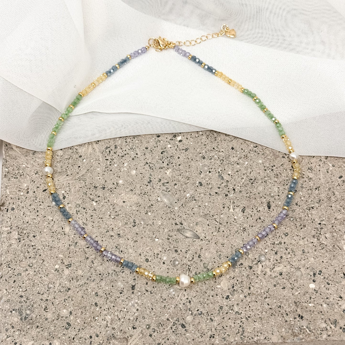 Collana multicolore con cristalli da 0.3 mm pepite oro e perla 0.5 mm naturale centrale - Lumiere Bijoux