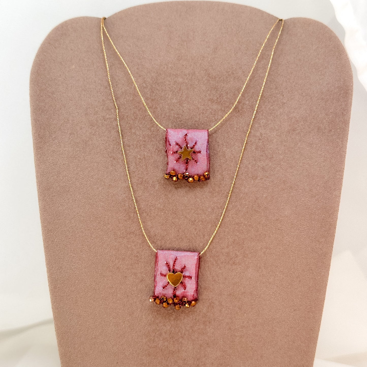 Collana regolabile con targhetta in tessuto rosa ricamata e cuore o stella in ottone - Lumiere Bijoux